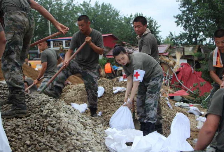 一天工作的第83集团军杨根思部队女兵郑夏云接到连队紧急出动的命令后