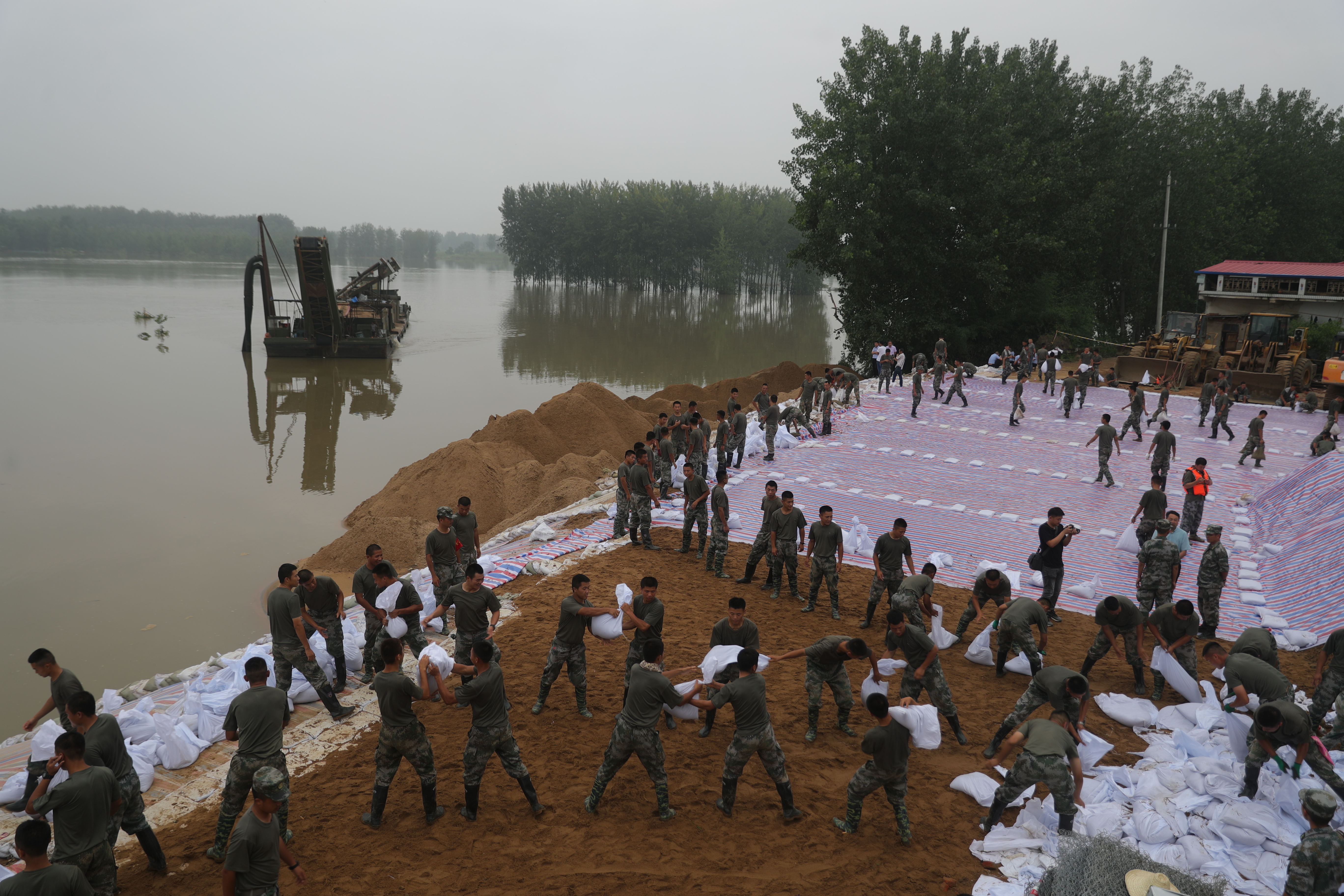 哪里有险情 哪里就有他们的身影——记固始史灌河大堤上的第83集团军