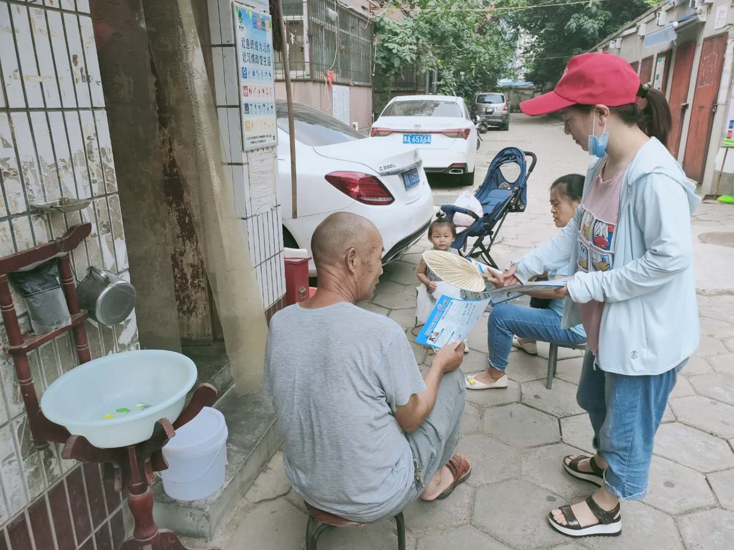 7月29日,郑州市二七区京广路街道春晖社区新时代文明实践站志愿者在