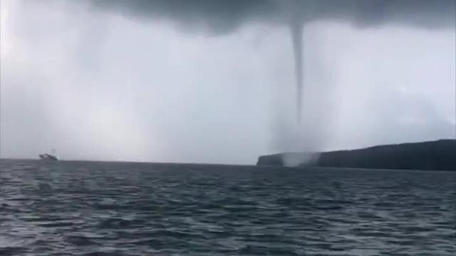 【围观】北海涠洲岛现龙吸水现场全景图曝光 水柱连接海天太震撼