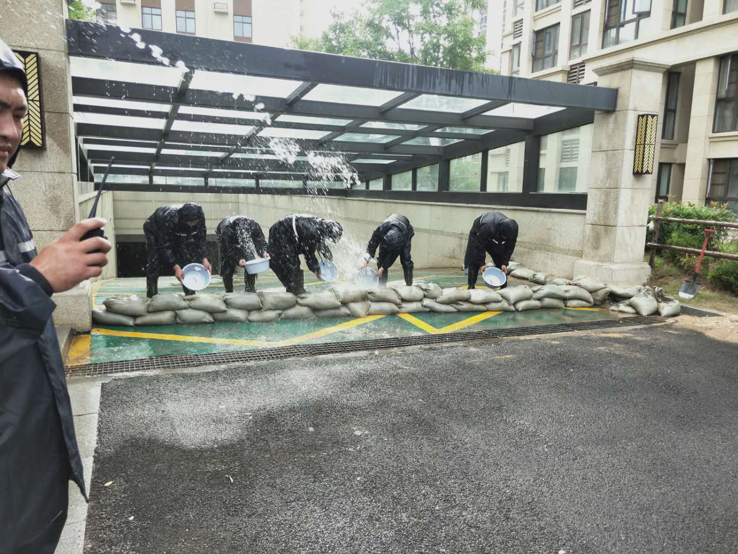 7月28日,江山路街道综合执法办公室工作人员联合苏屯村三委工作人员