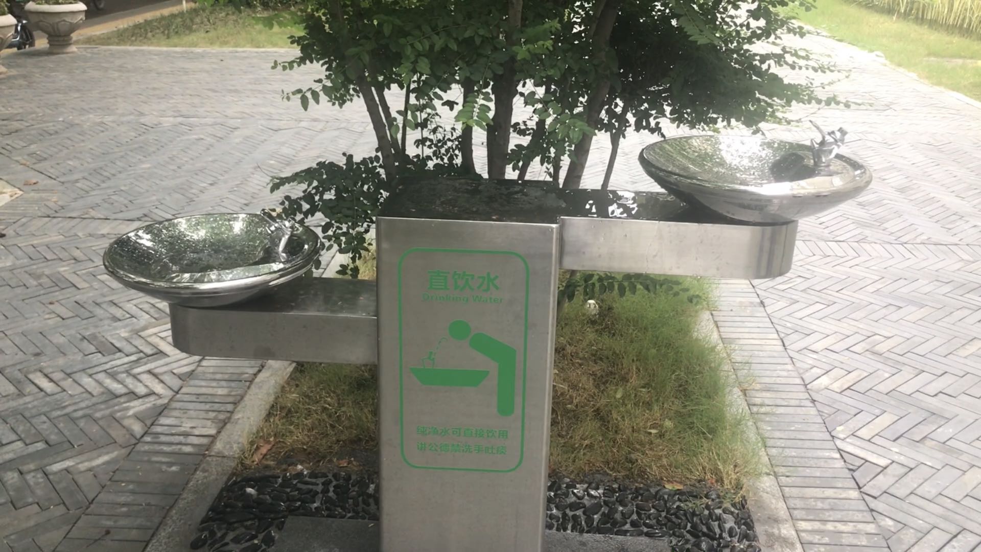 直饮水机扮靓郑州街边小公园市民纷纷亲口品尝连称水真甜