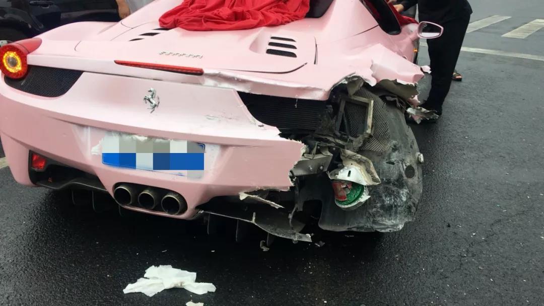 郑州街头一法拉利被撞,满地碎片!这车损