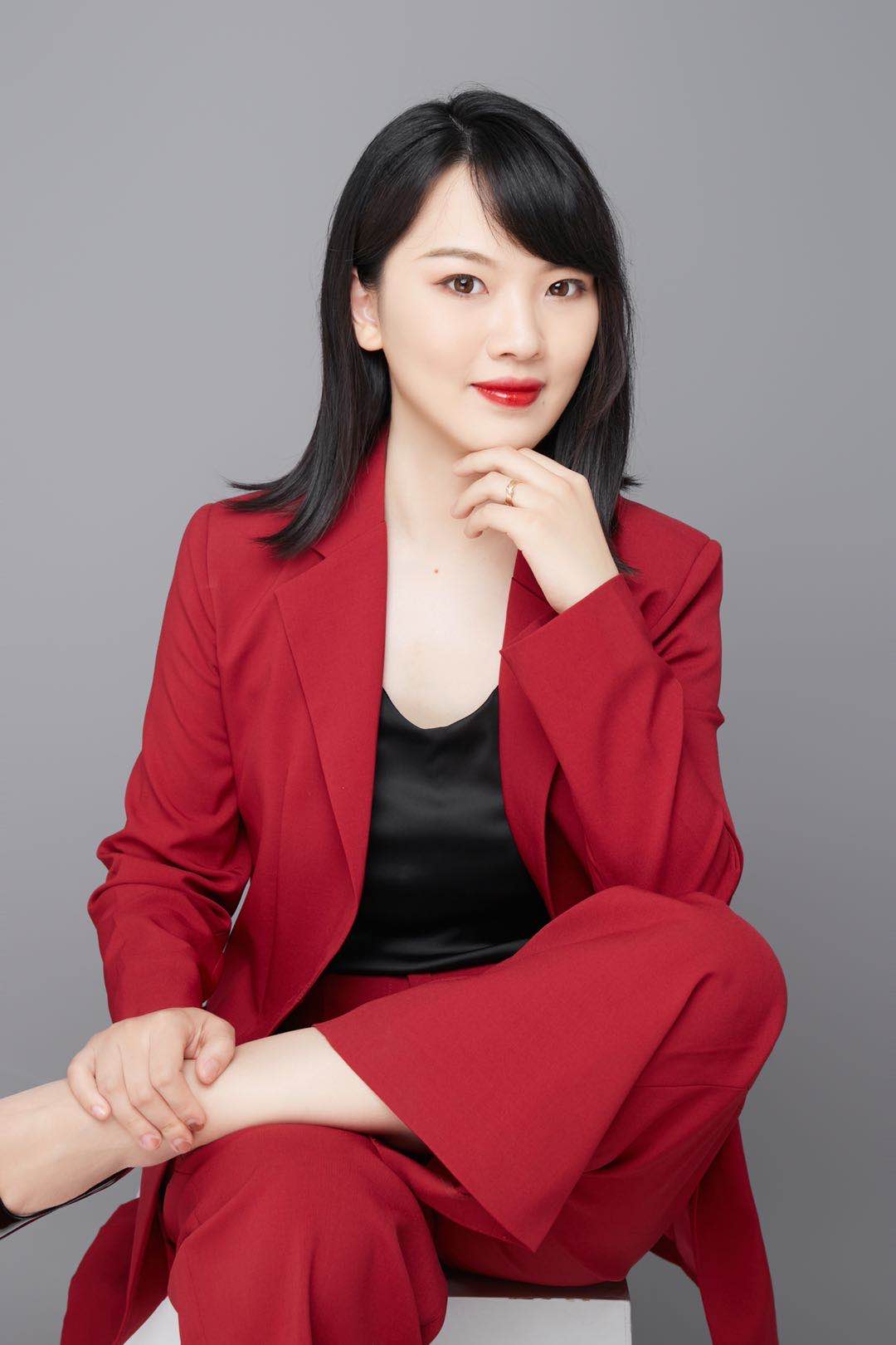 冯思佳三十而已正是乘风破浪的年纪