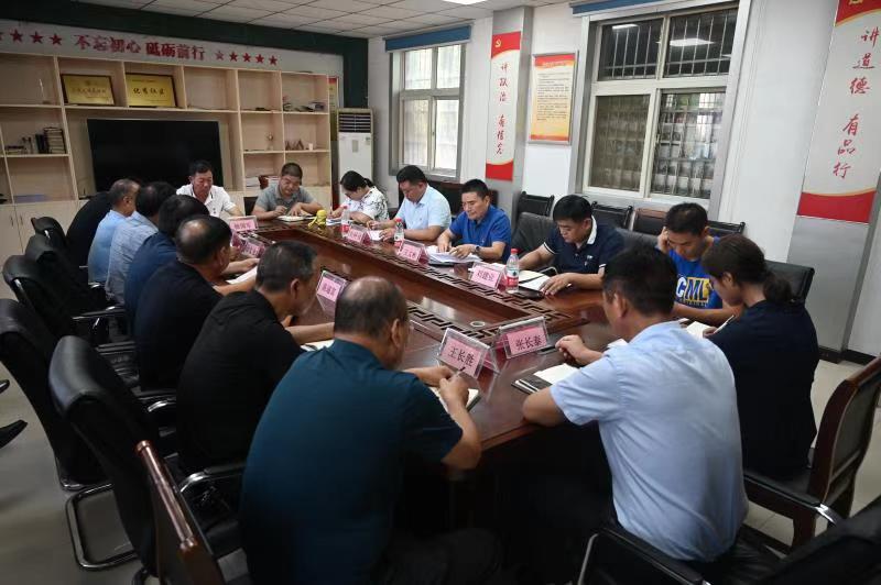 会上,王文彬认真听取柳园口村党委书记曹青锋关于柳园口村党委近期