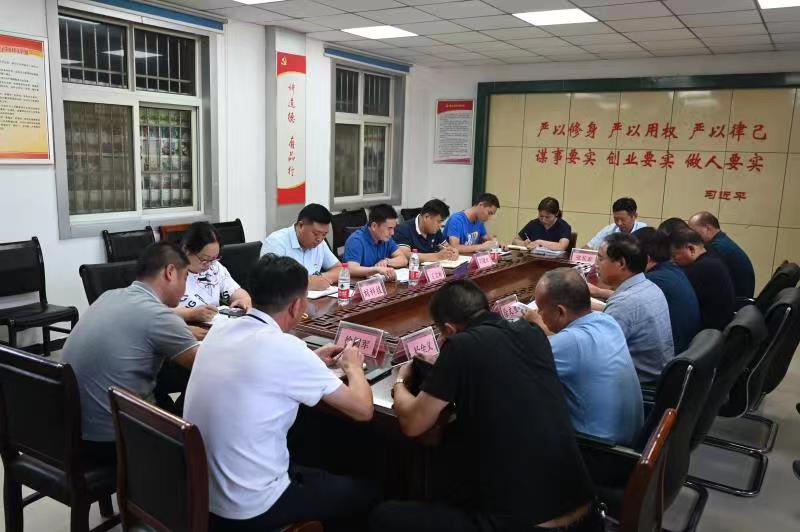 会上,王文彬认真听取柳园口村党委书记曹青锋关于柳园口村党委近期