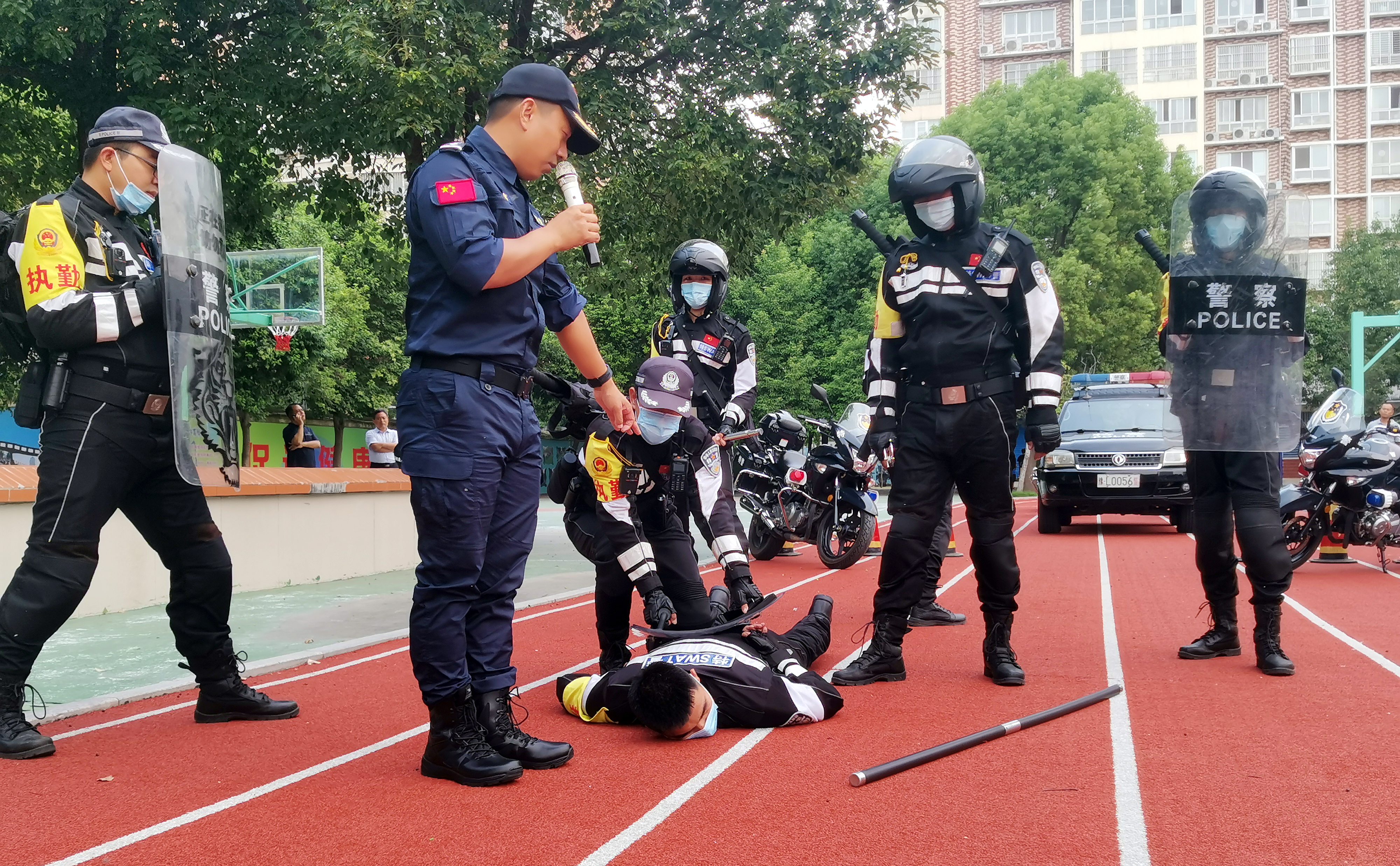 漯河小学开学典礼特警送安全大礼现场擒拿手持刀具暴徒