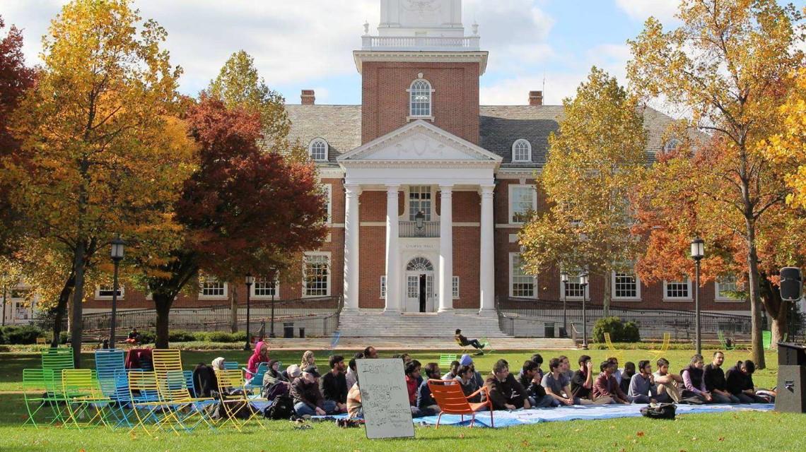 美国各地大学疫情向校园外蔓延