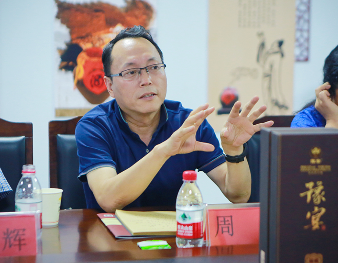 菡美集团总裁朱广杰,蓉亭食贝董事长宋六兵也很感慨:"我们企业之前