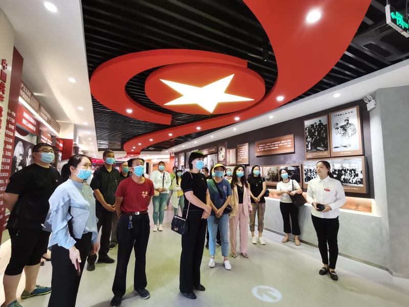 紫荆山南路街道紫南社区党支部组织党员赴初心馆参观学习