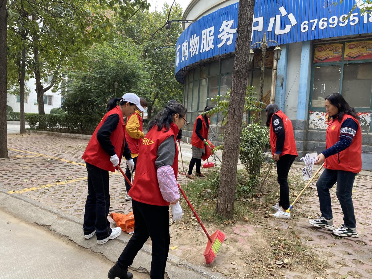 三官庙街道办事处湖光苑社区组织志愿者打扫卫生活动