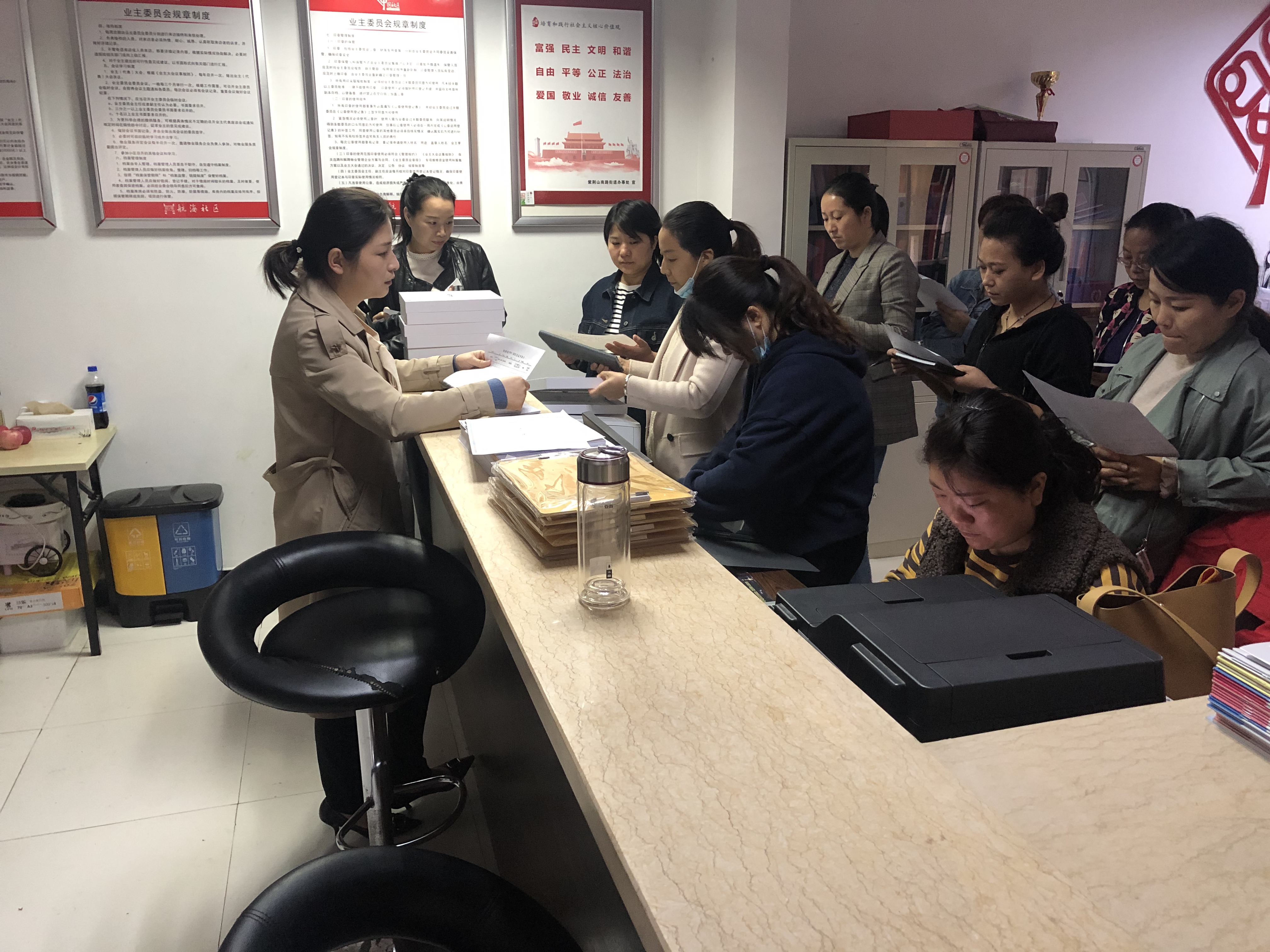 紫荆山南路街道办事处航海社区开展第七次全国人口普查入户摸底工作