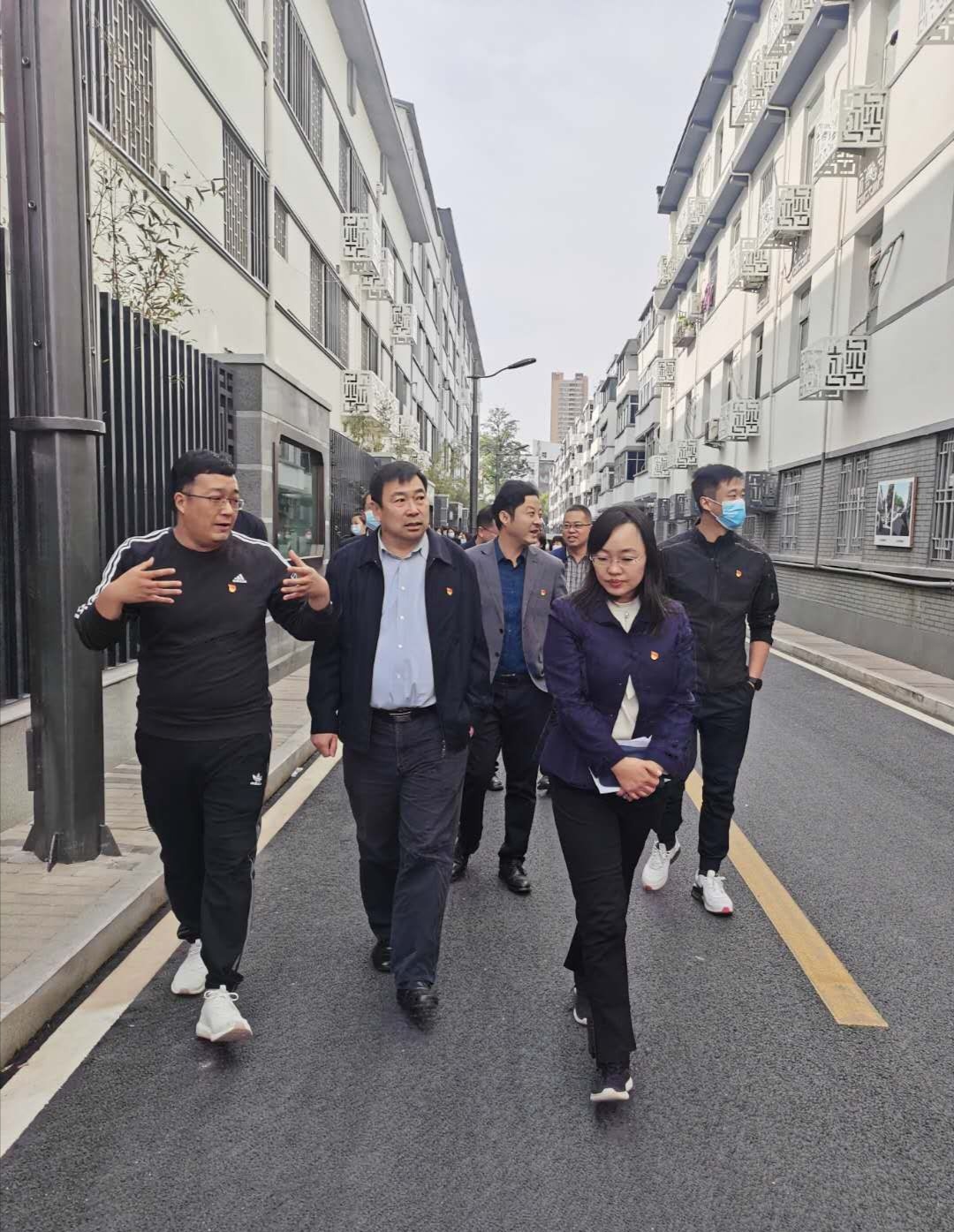 11月3日上午,巩义市委组织部副部长张宝山一行40余人来到北三街实地