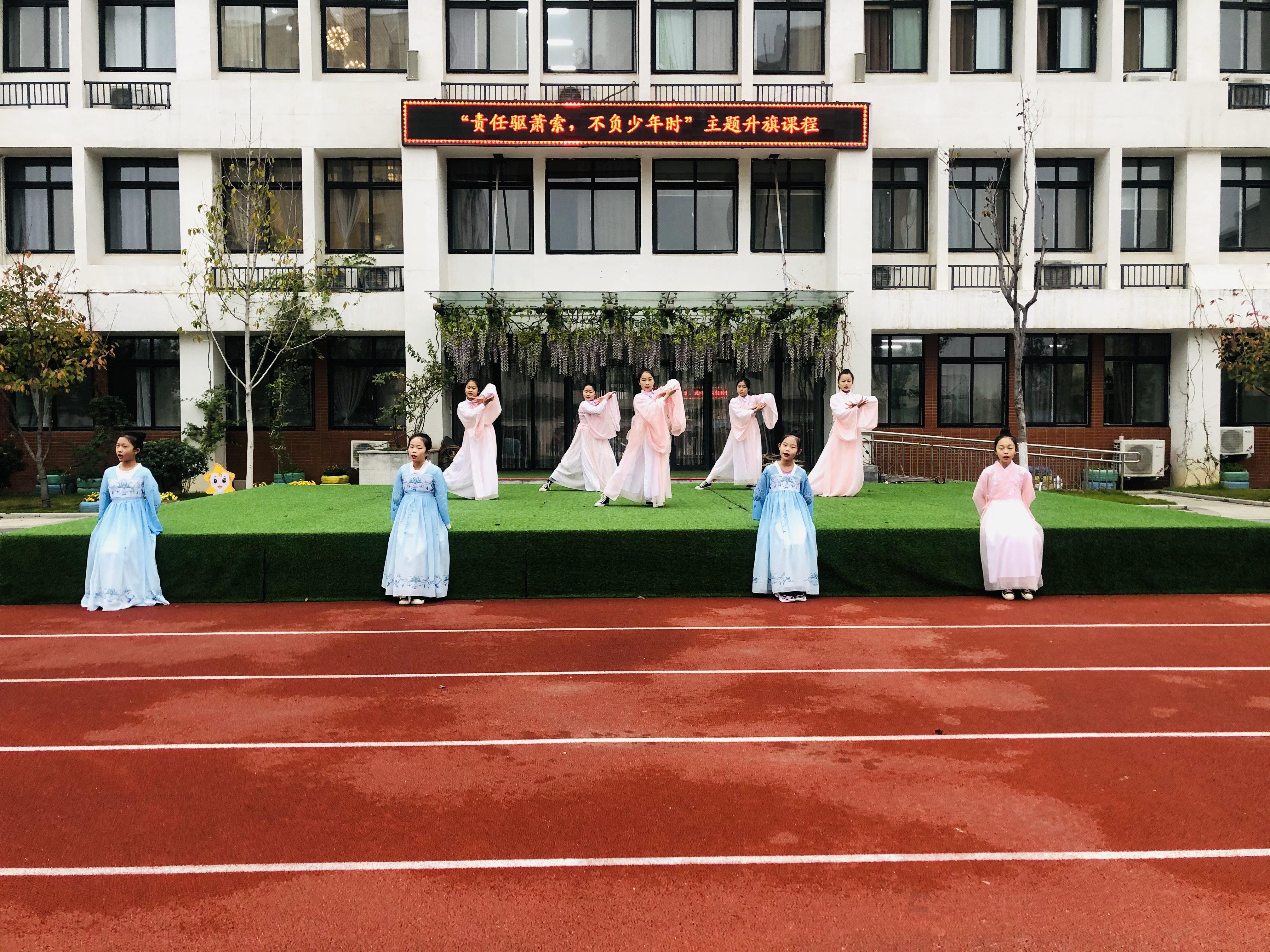 香山小学举行"责任驱萧索,不负少年时"升旗仪式