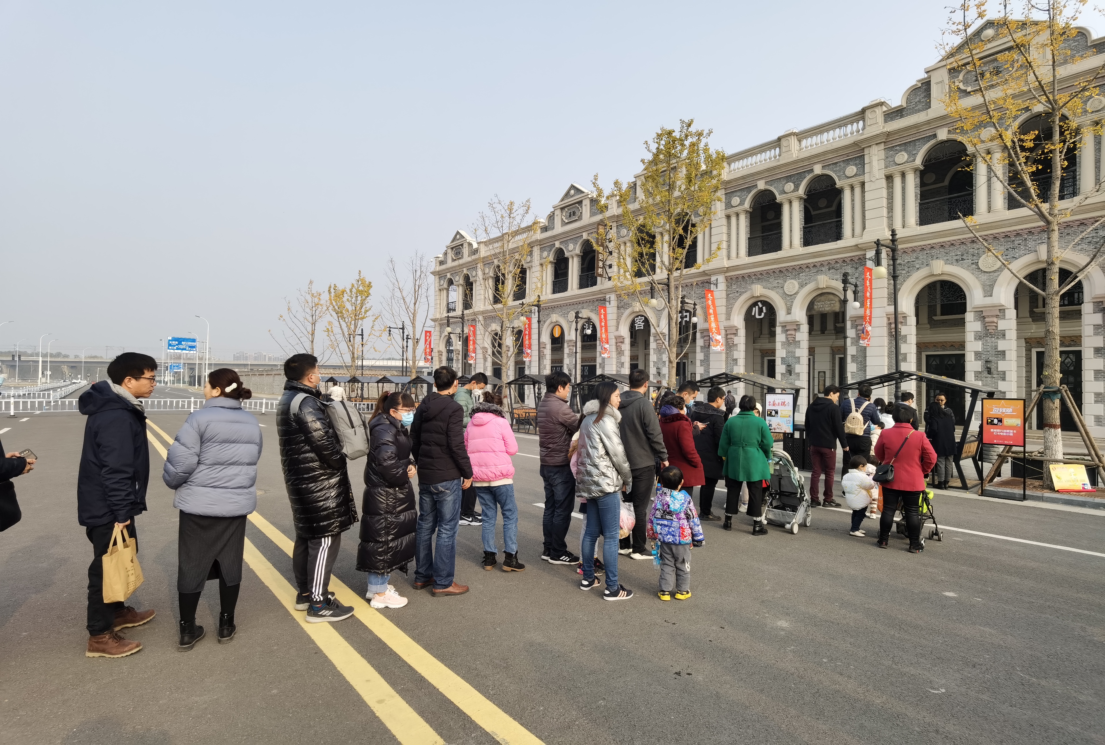 郑州银行商鼎瑞卡用户上周末免票打卡建业电影小镇现场玩嗨了