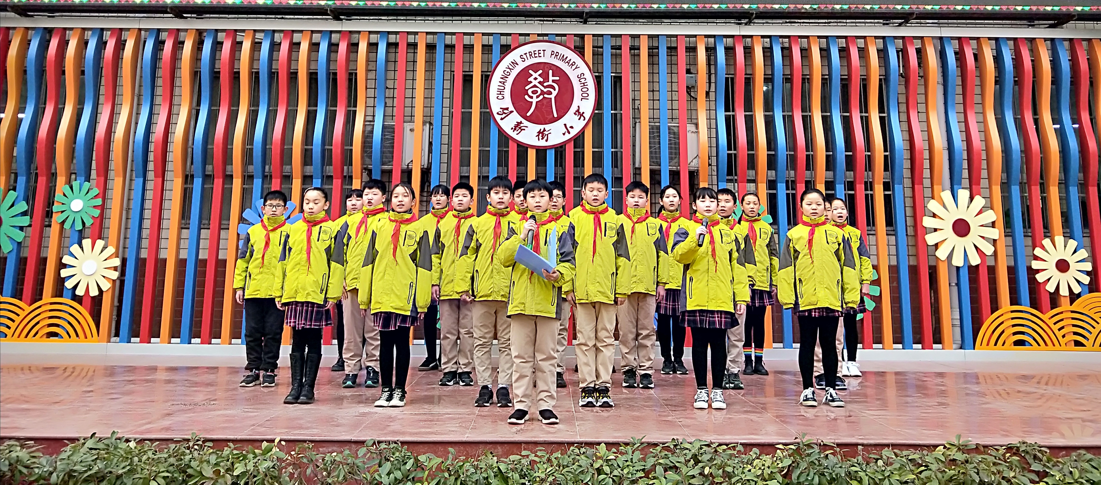 郑州市创新街小学举行致敬中国航天主题升旗仪式