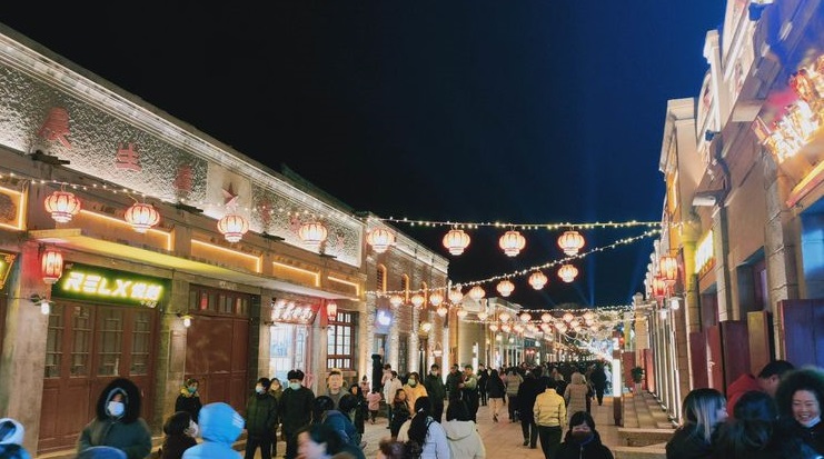 同时,行为艺术展演,萨克斯演奏,小丑巡街,汉服走秀等节目也异彩纷呈