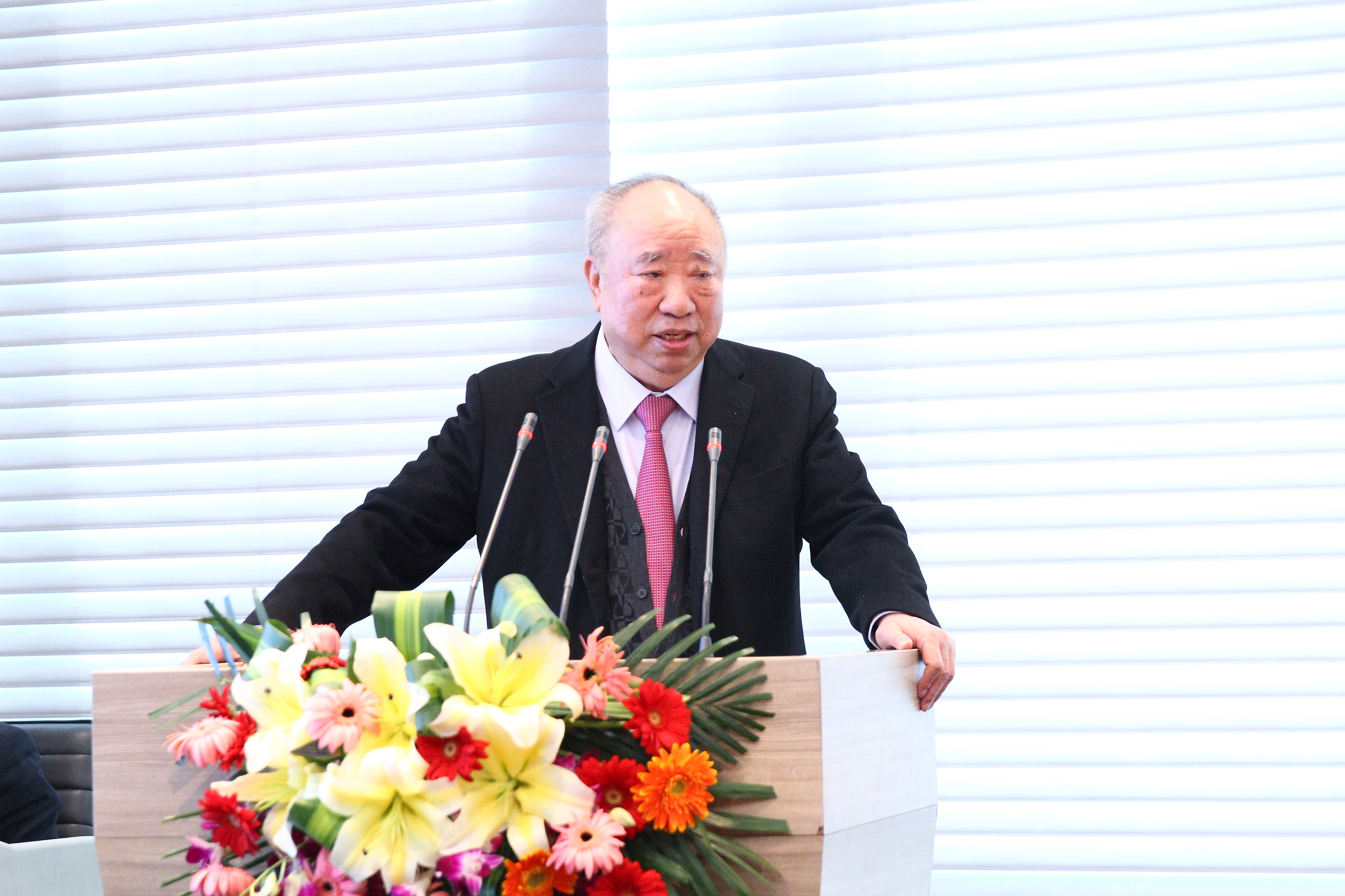 会议以全集团门店视频会议形式召开,丹尼斯集团总裁王任生,董事长