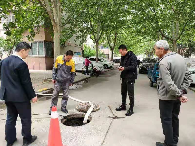 京广路街道春晖社区为居民解忧 协调疏通下水道