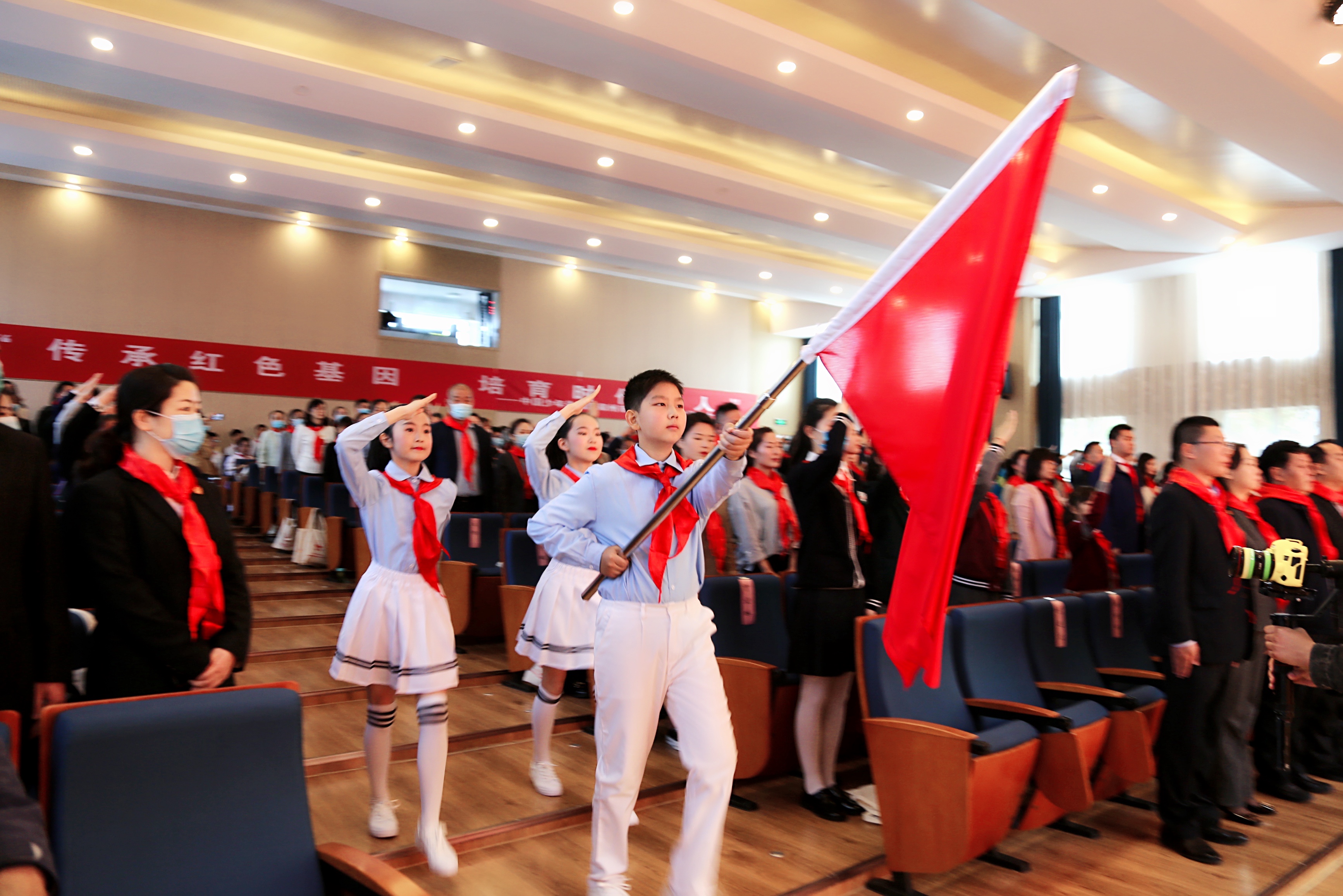 4月27日,郑州市金水区第四次少先队代表大会隆重召开.