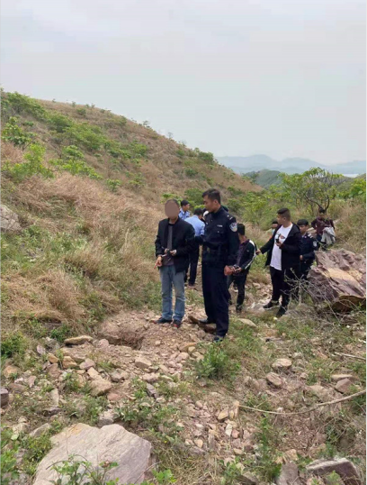 5月3日,淅淅瀝瀝下起雨來,葉縣常村鎮老青山腳下駛來一輛五菱麵包車