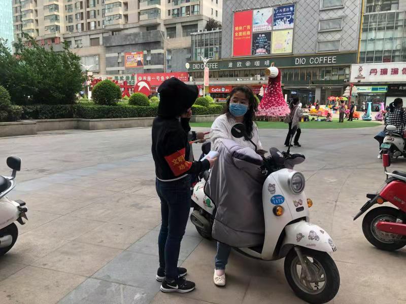 文明劝导,有序停车 ——二七区建中街街道开展文明停车劝导活动