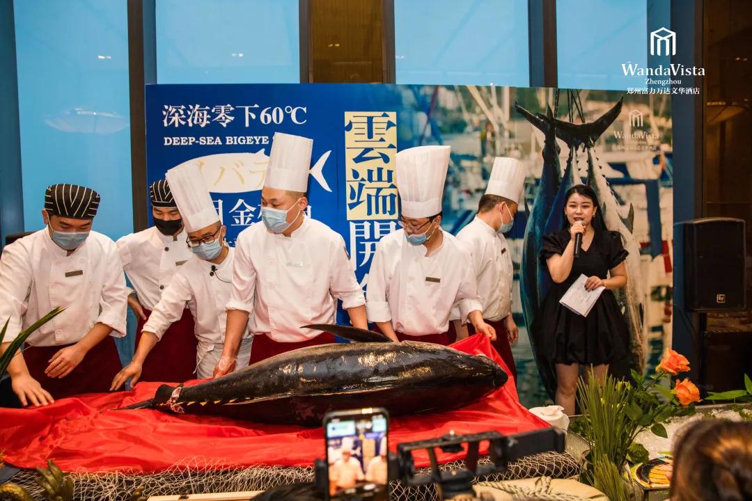 100斤大目金枪鱼现身!郑州富力万达文华酒店上演云端"开鱼秀"!