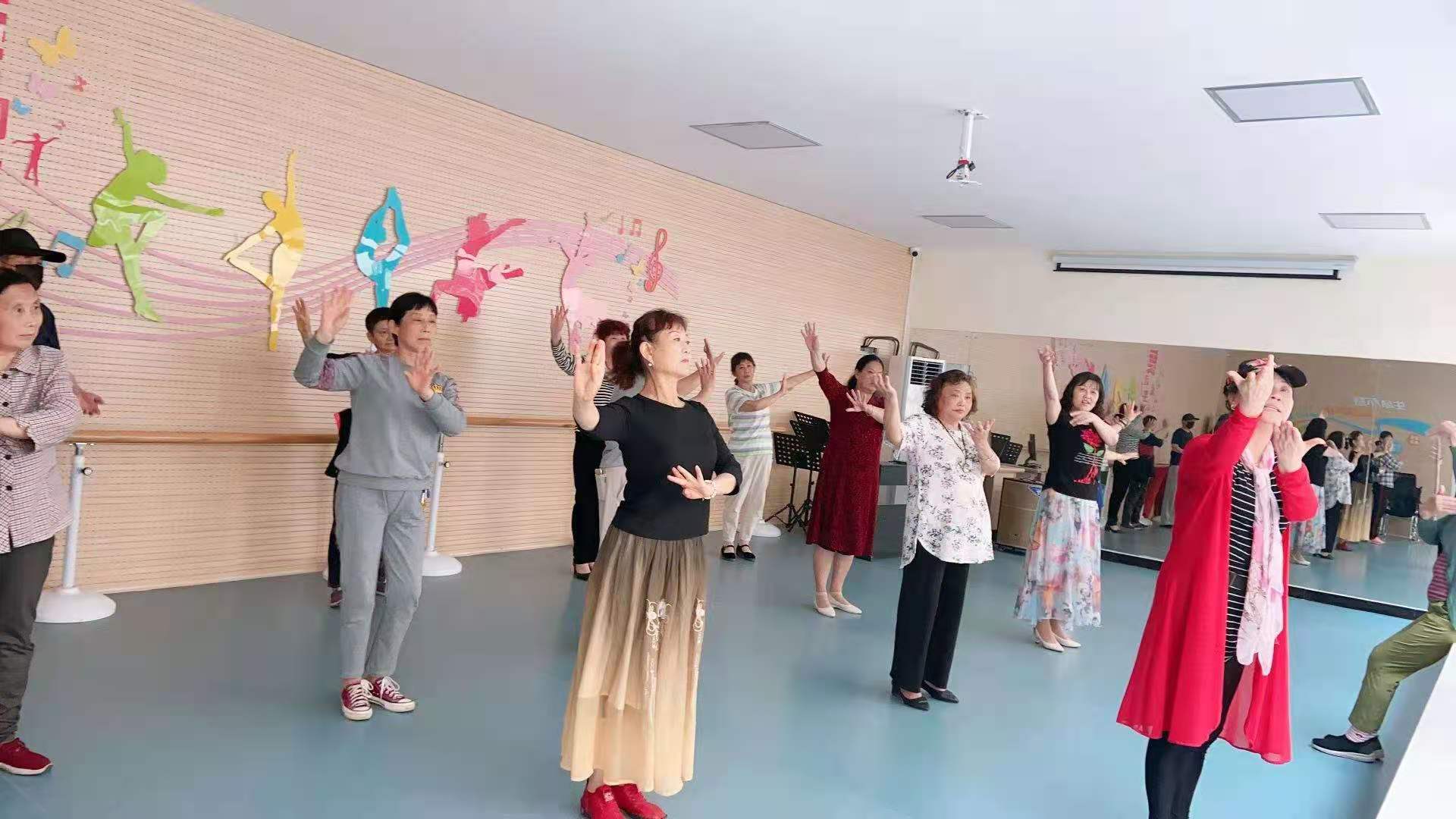 二七区建中街街道五彩社区老年大学正式开课啦