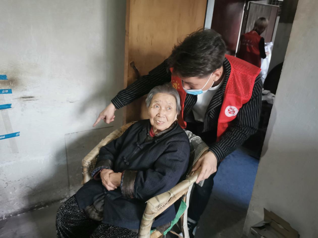 为民众办实事杜岭街道八栋楼社区定期关爱帮扶空巢独居老人