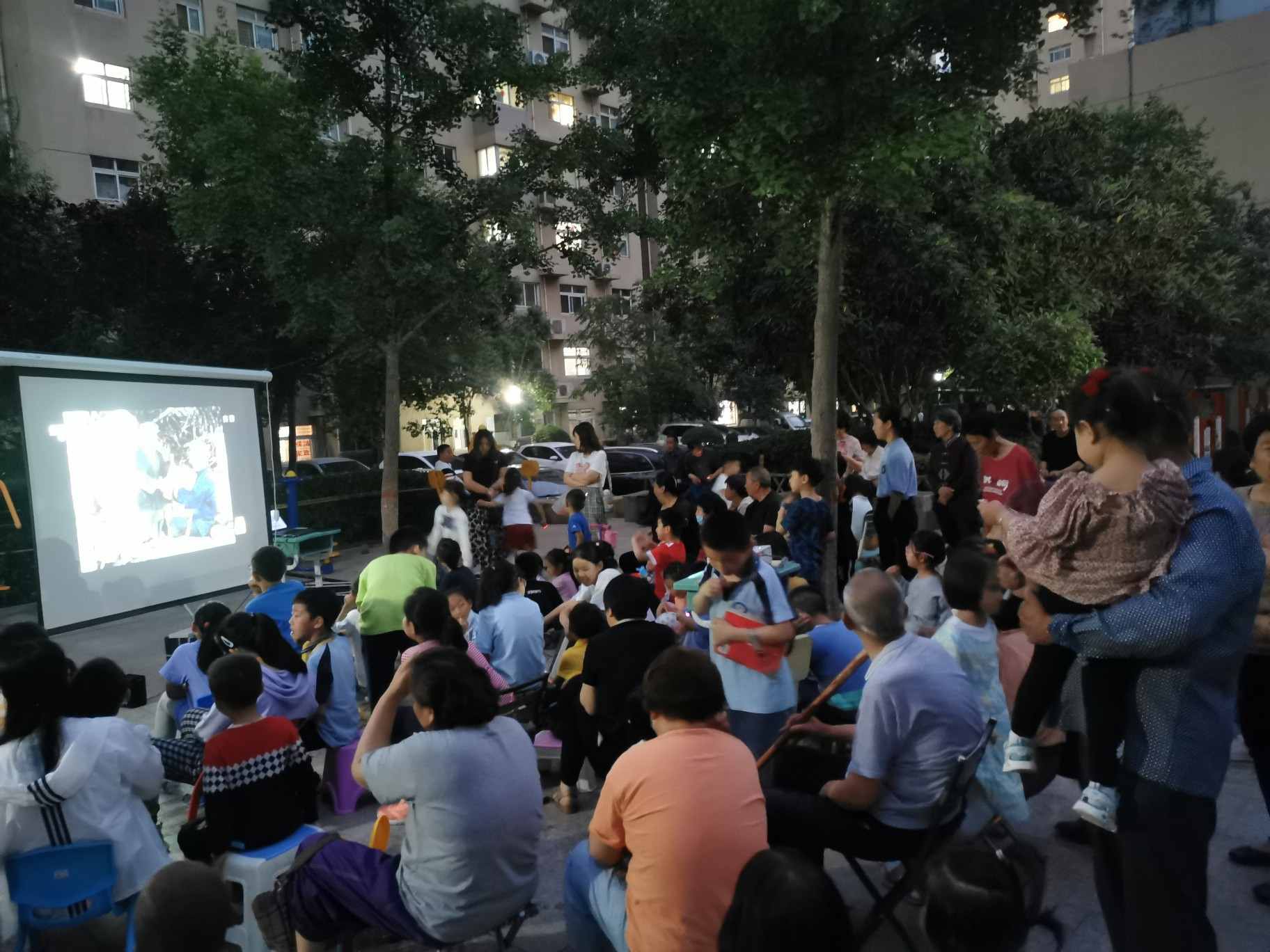 露天电影进社区 学百年党史传红色基因