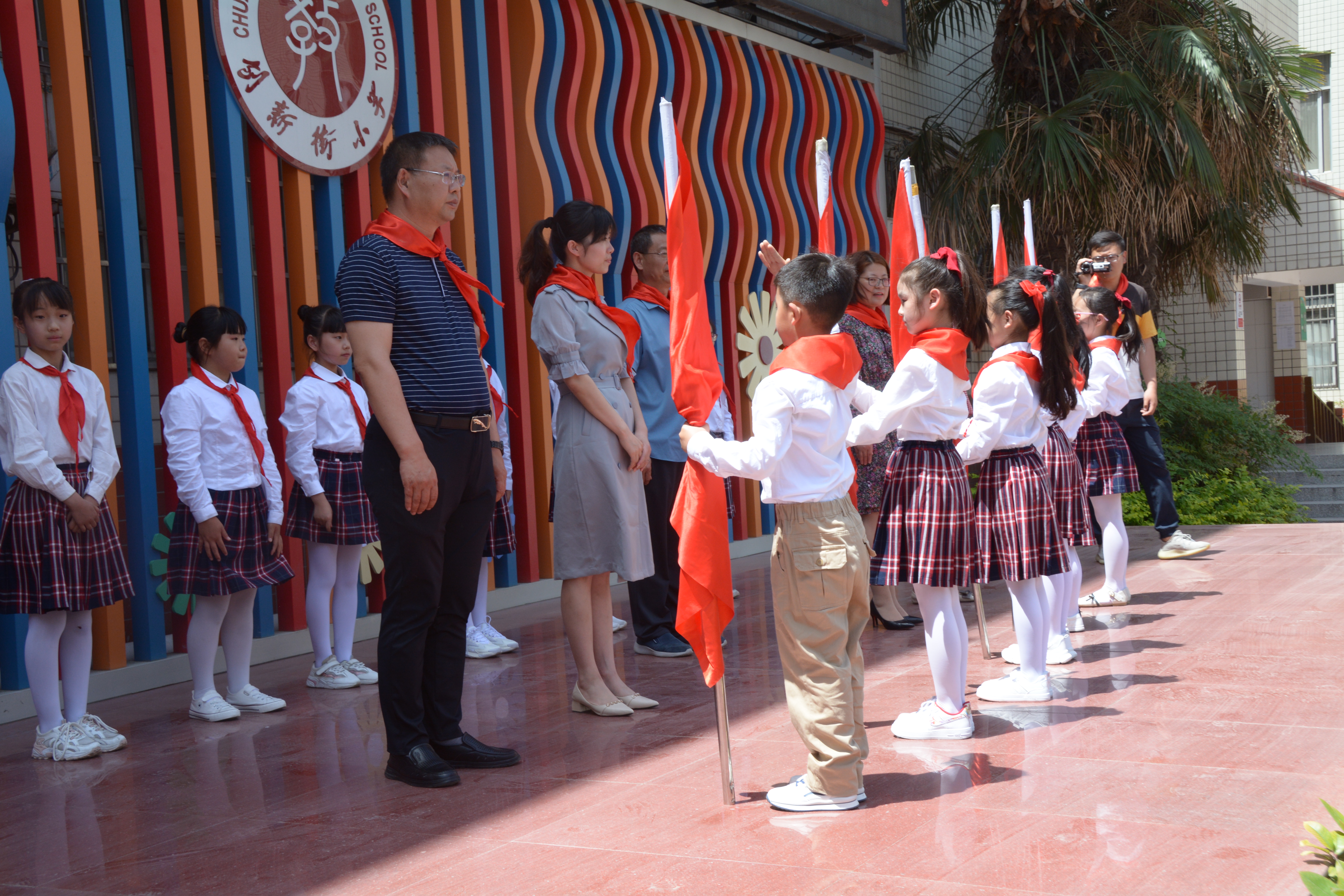童心向党郑州市创新街小学举行新队员入队仪式