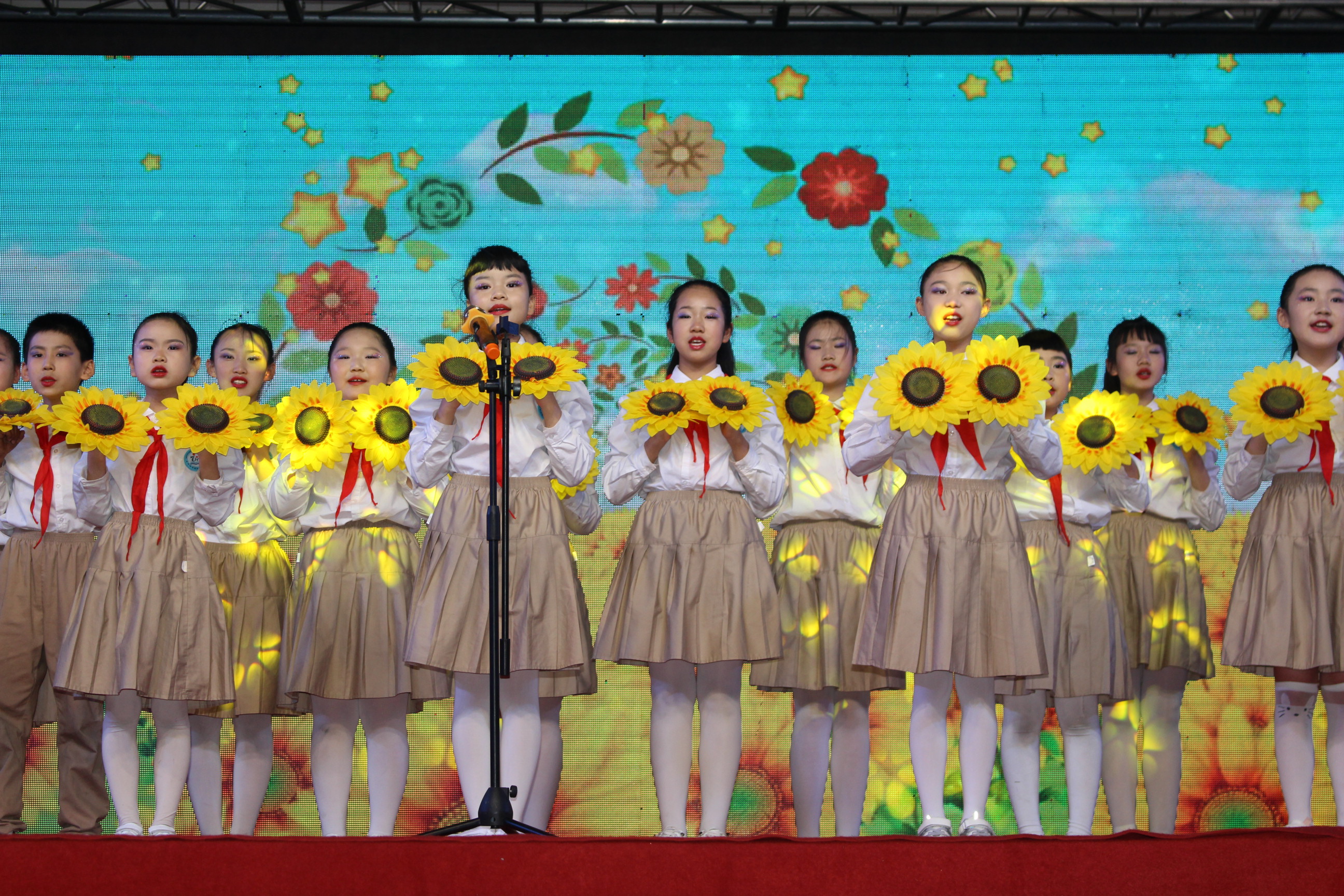 繽紛童年歡慶六一太湖路小學舉行文藝匯演活動