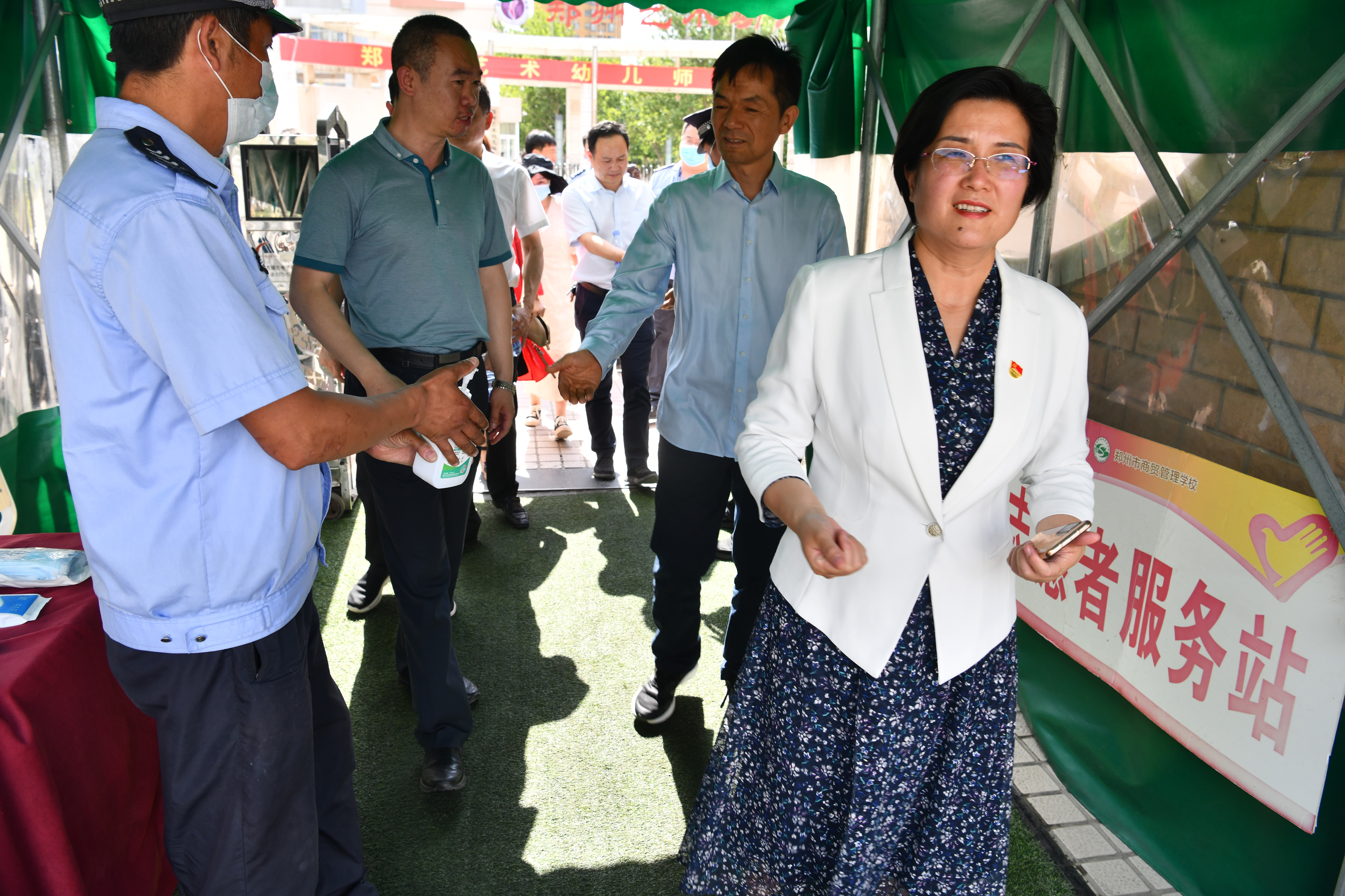 鄭州市管城區委副書記,區長張豔敏巡查轄區高考考點準備工作