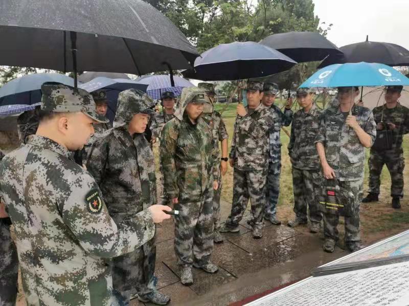 郑州市警备区司令部徐军司令查看马渡险坝