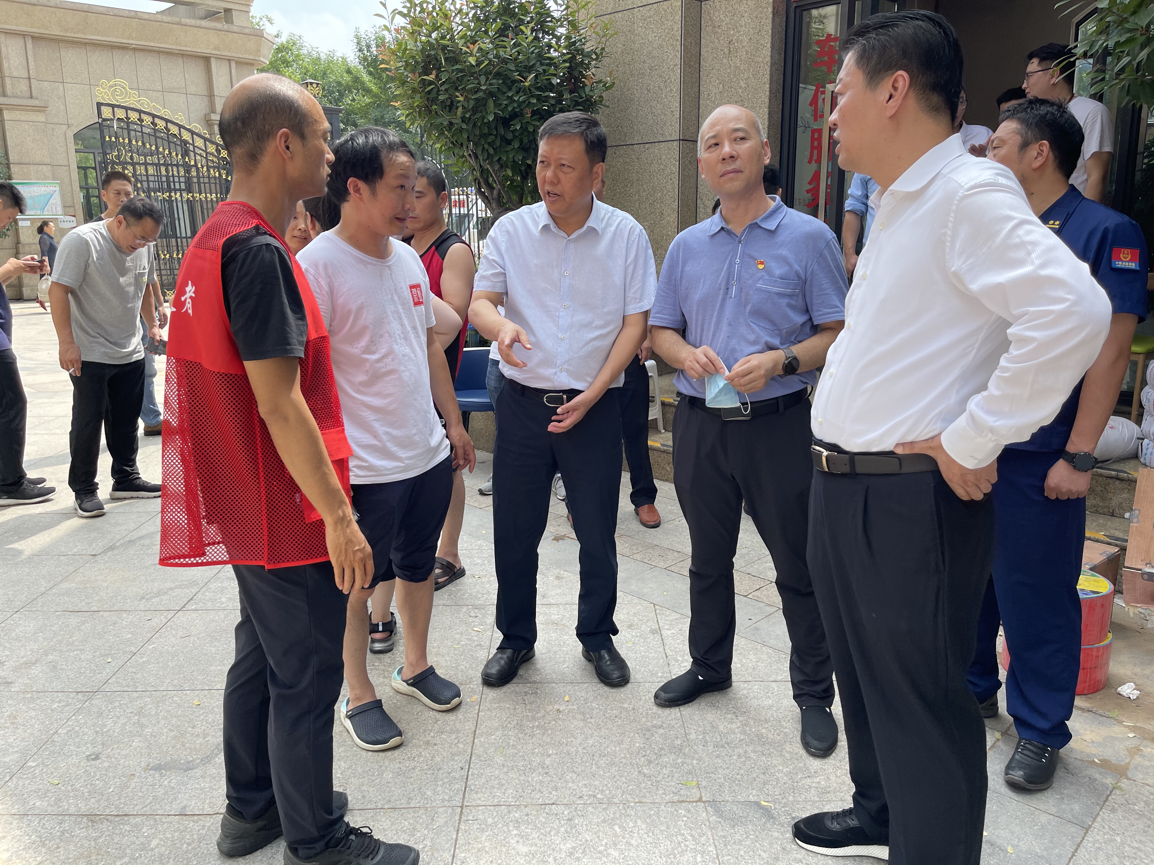 郑东新区党工委副书记周定友到祭城路街道办事处检查排涝抢险工作