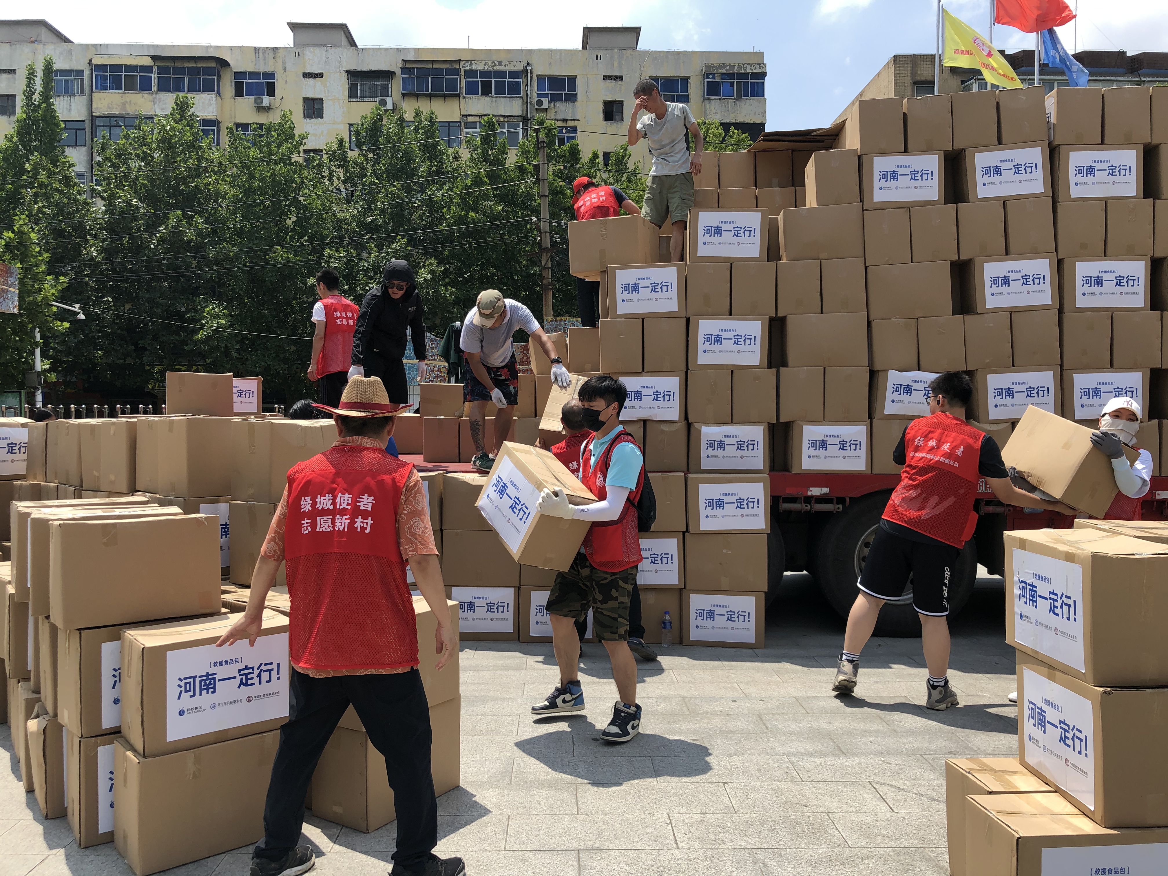 南阳新村街道丰二社区志愿者在行动热心搬运物资