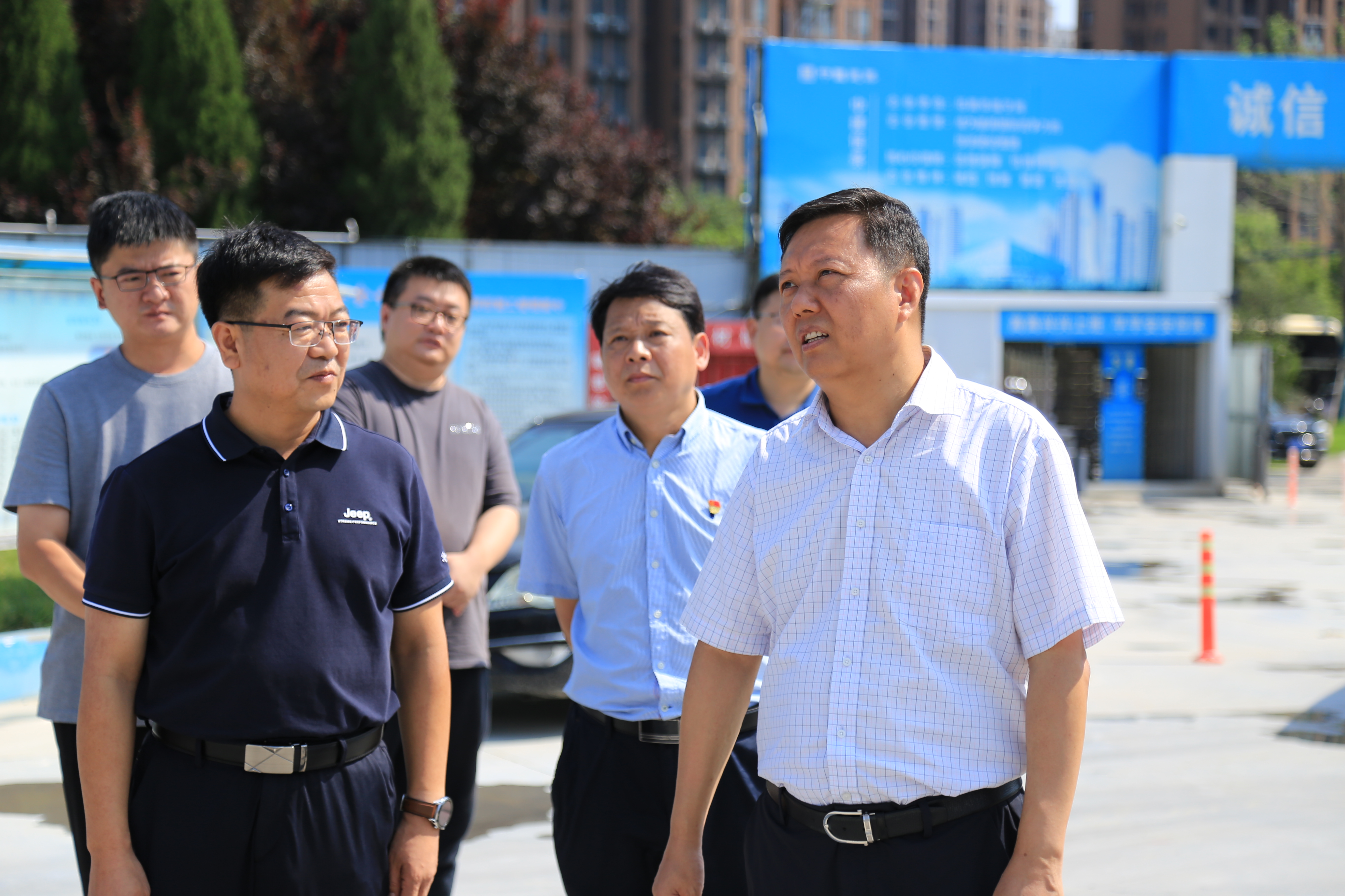 郑东新区党工委副书记周定友 到商都路办事处开展"万人助万企"活动