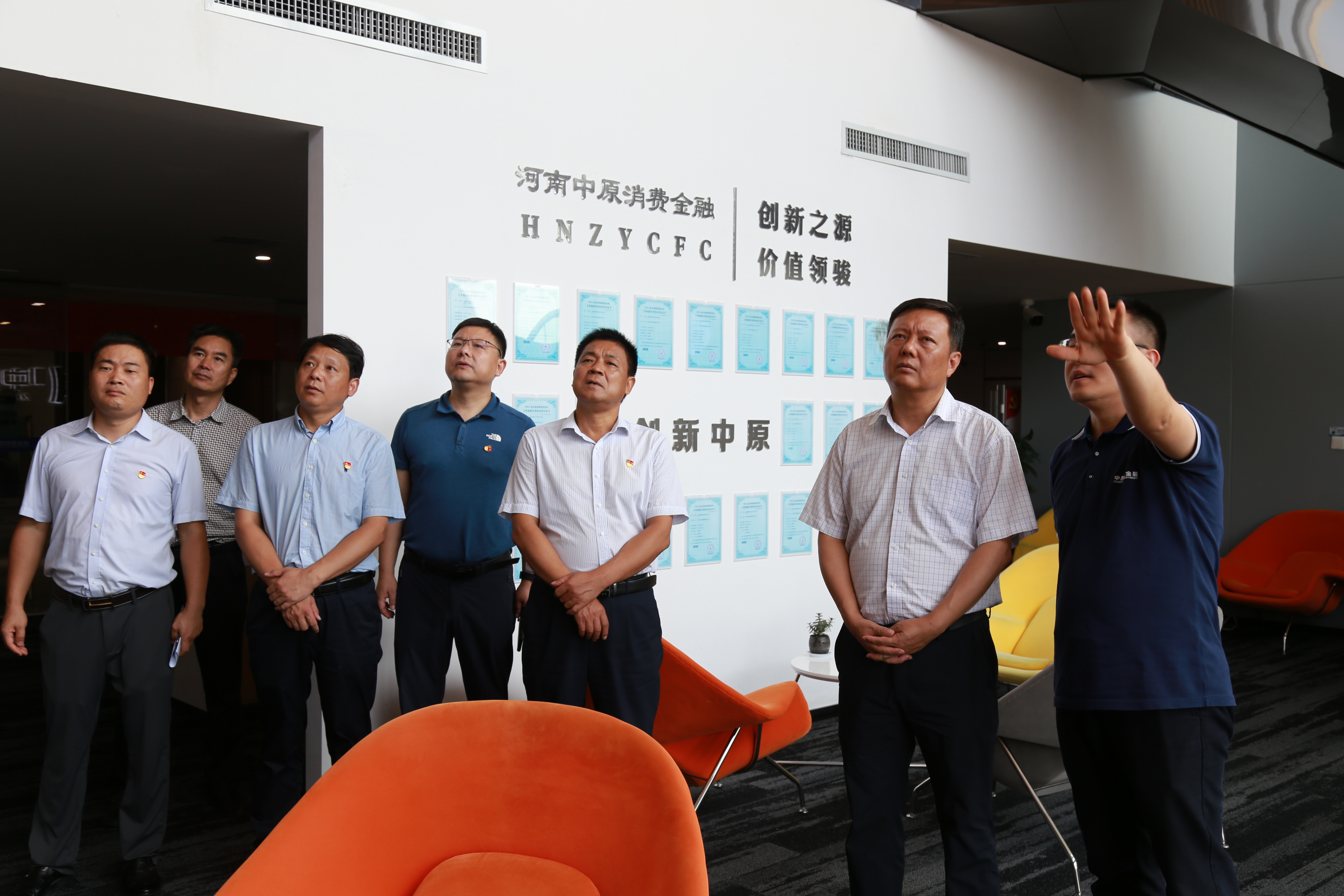 郑东新区党工委副书记周定友 到商都路办事处开展"万人助万企"活动