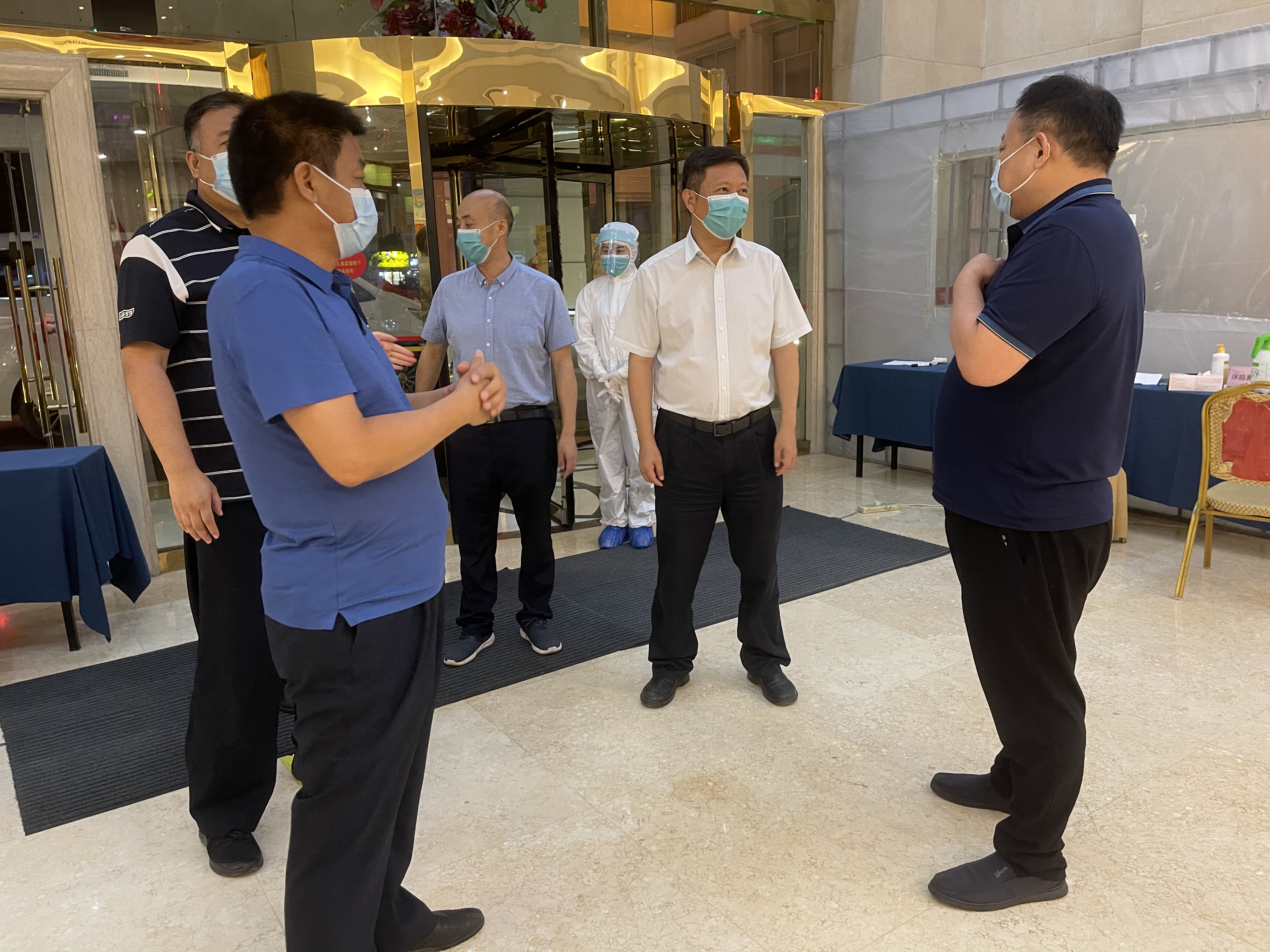 郑东新区党工委副书记周定友到祭城路街道办事处健康关爱中心督导疫情