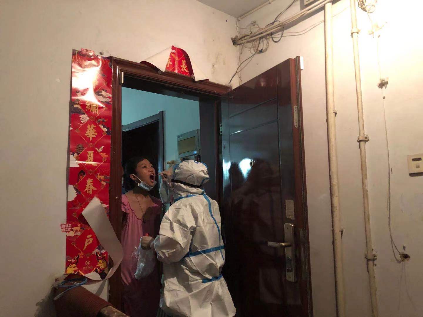 凤凰台街道省检察院社区上门为居家隔离人员核酸检测