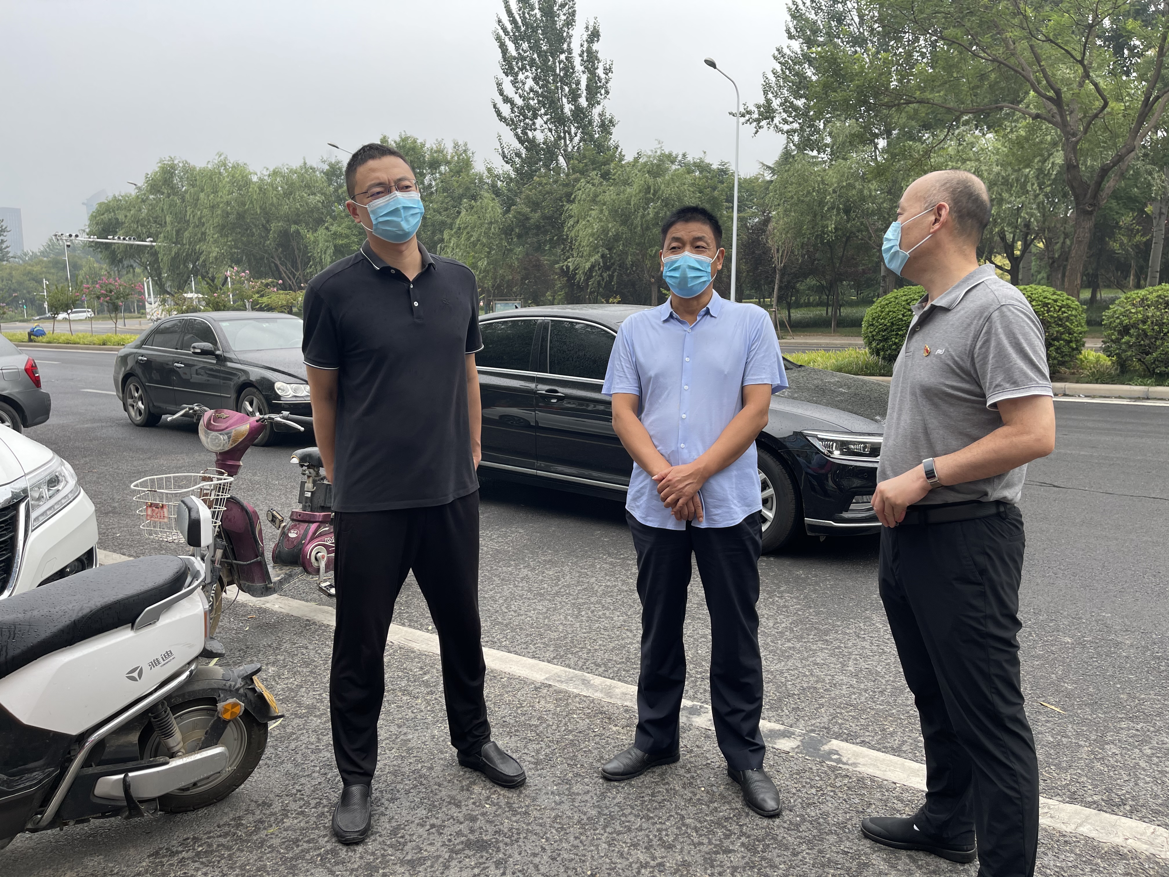 郑东新区人事劳动局局长张文山到祭城路街道办事处检查重点人员核酸