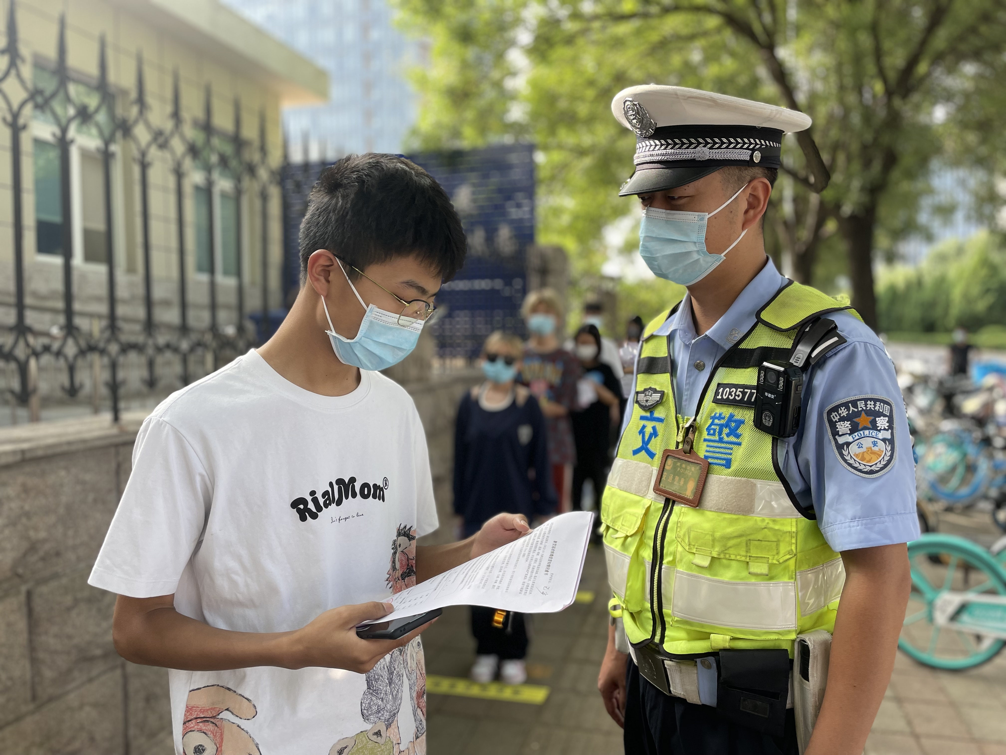 战疫情|这位"跨界"交警特别帅