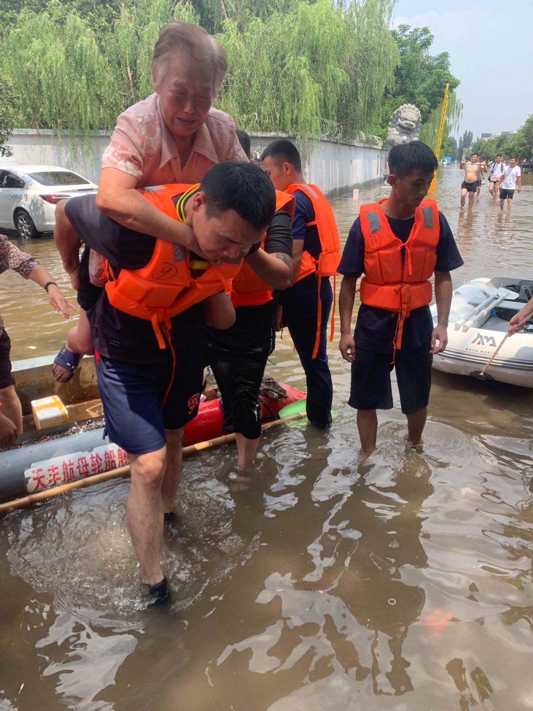 河南郑州暴雨救人图片