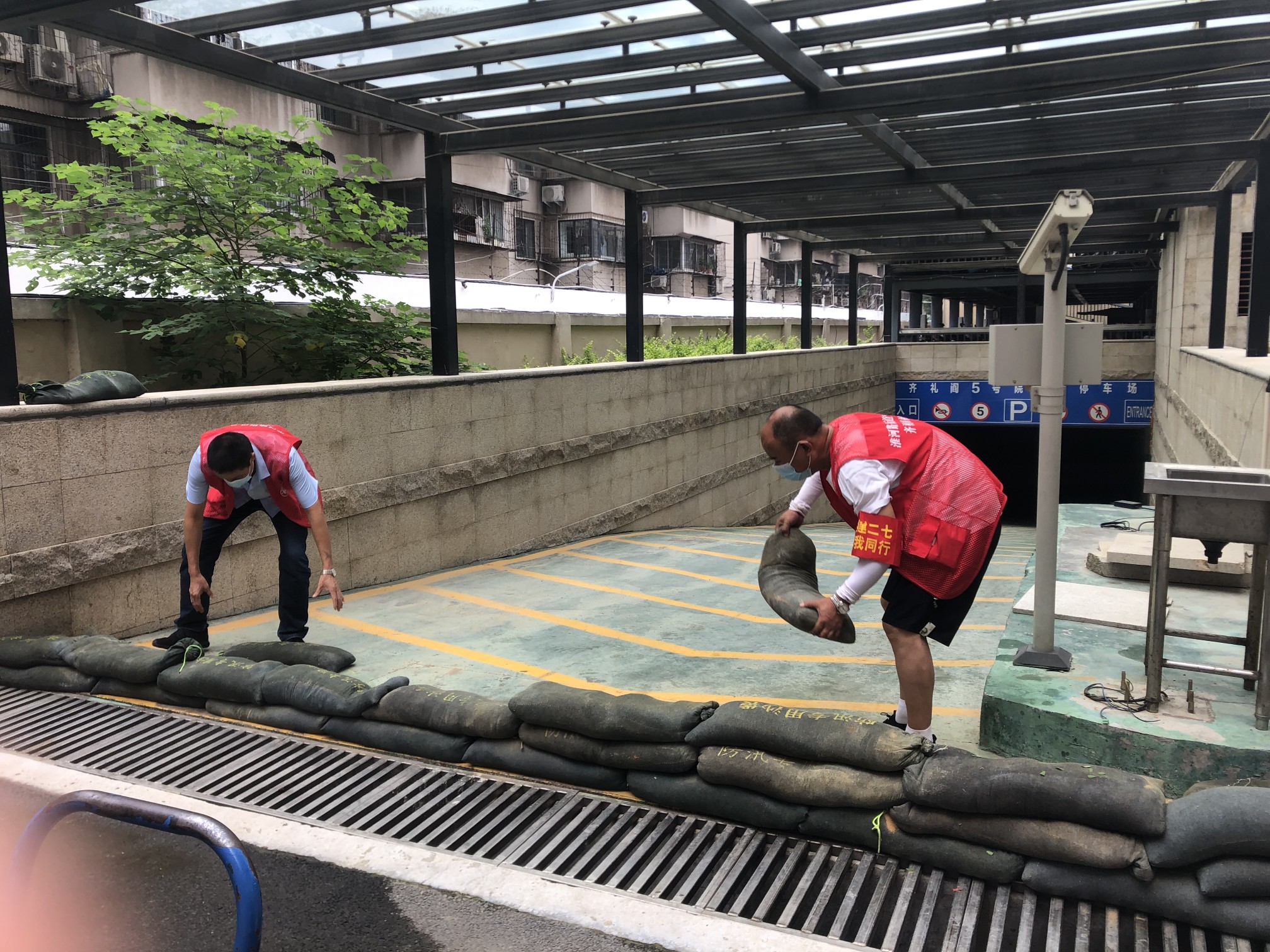现场:正在堆放防汛沙袋,打好"提前仗"那么,暴雨将至,作为此前被淹的