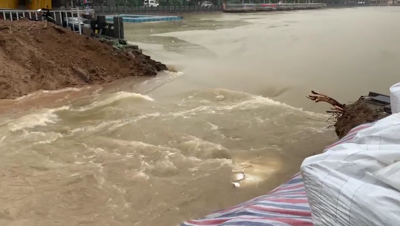 郑州帝湖挖3米宽泄洪口向金水河泄洪,已转移附近一楼居民100余户