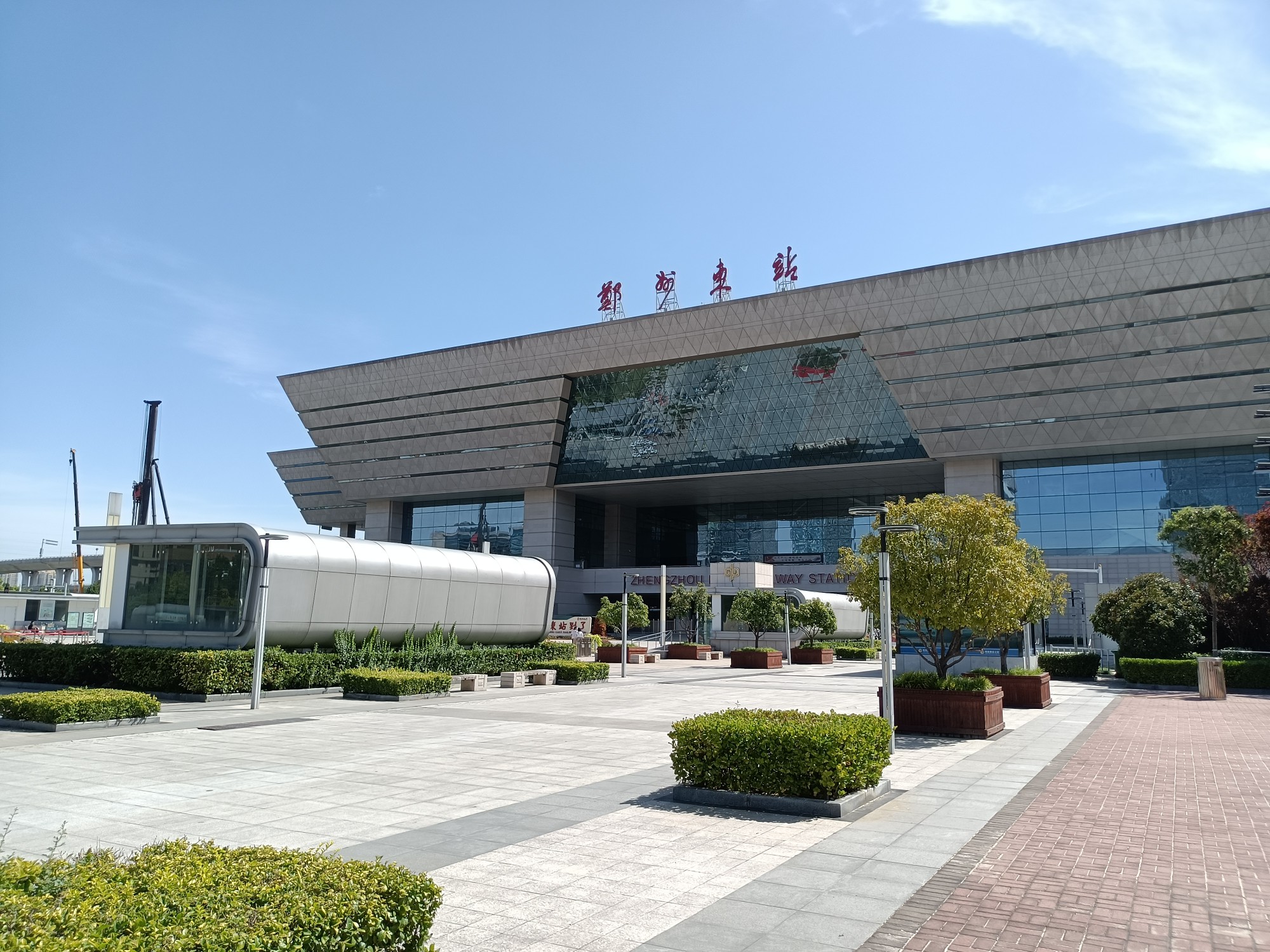 郑州高铁东站:"黑车"拉客,半路赶乘客下车?