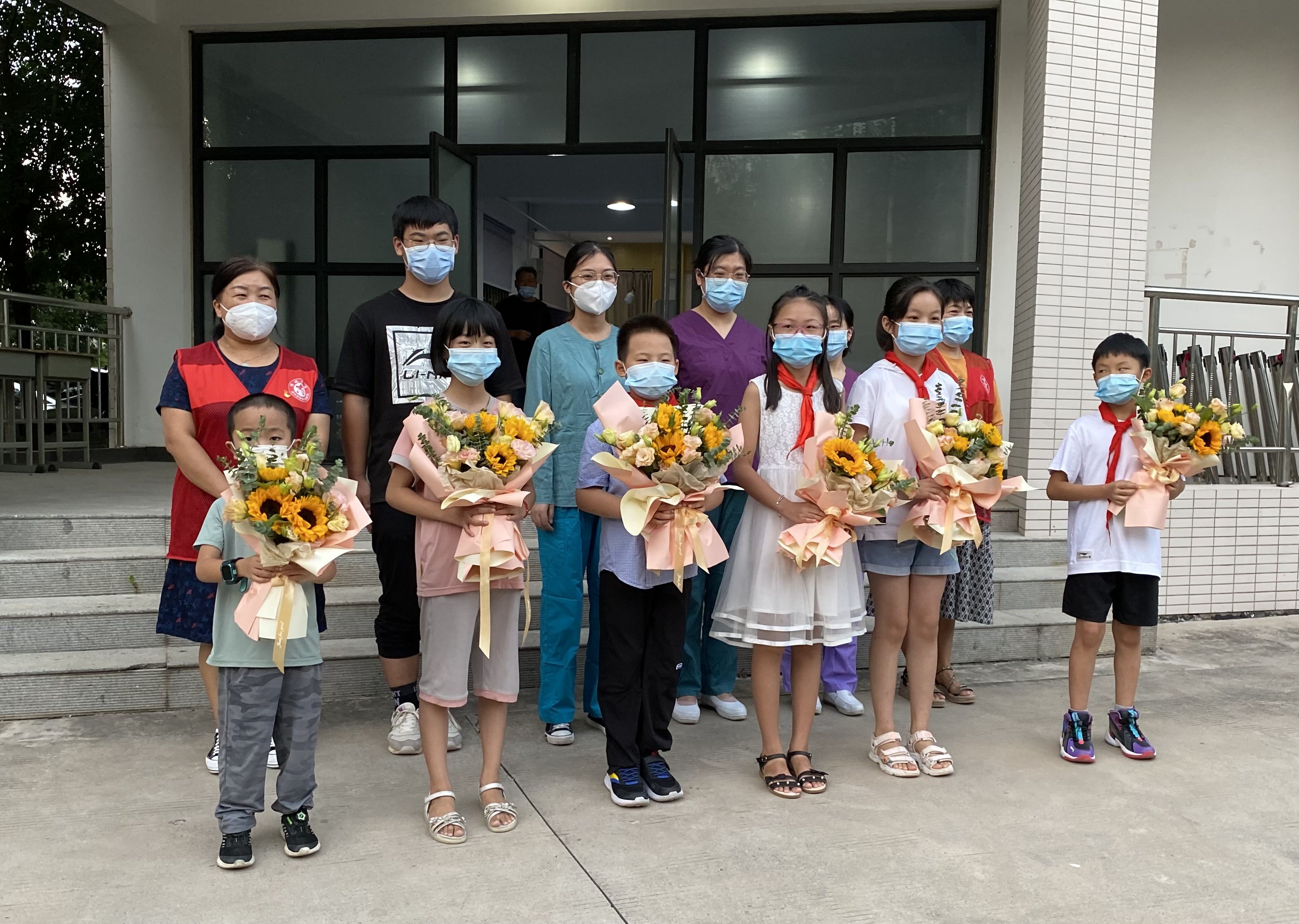 龙子湖街道办事处:超暖心!社区小朋友为医护人员献花