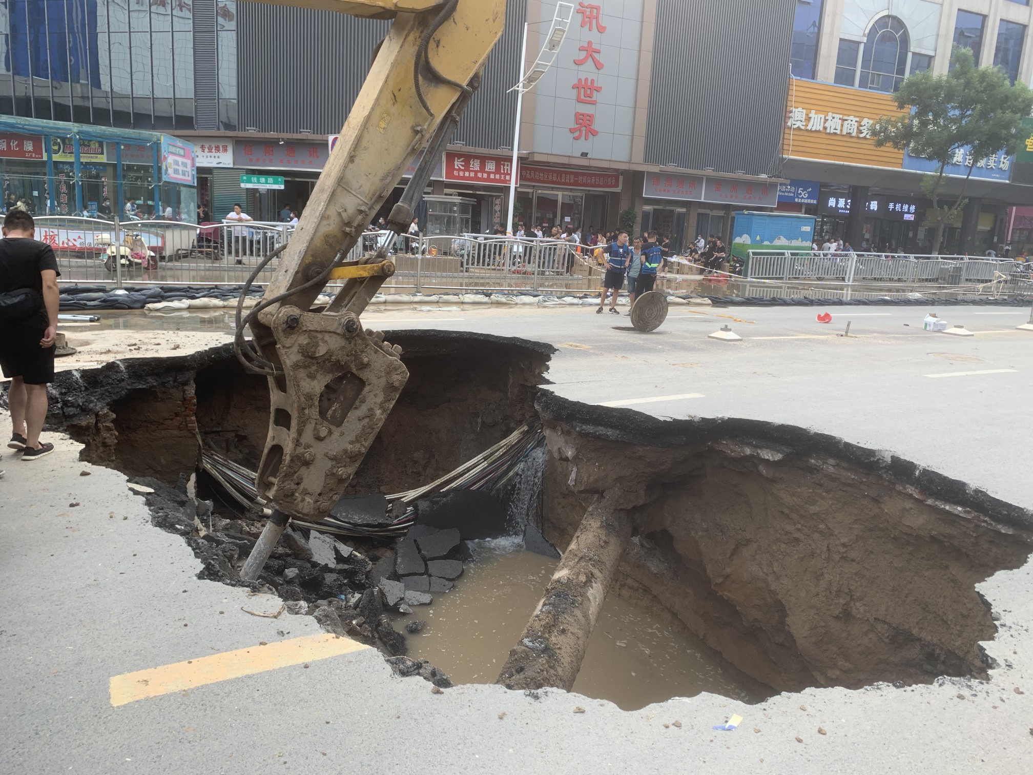 自郑州"7·20"特大暴雨过后,为预防道路塌陷事故,保障城市道路安全