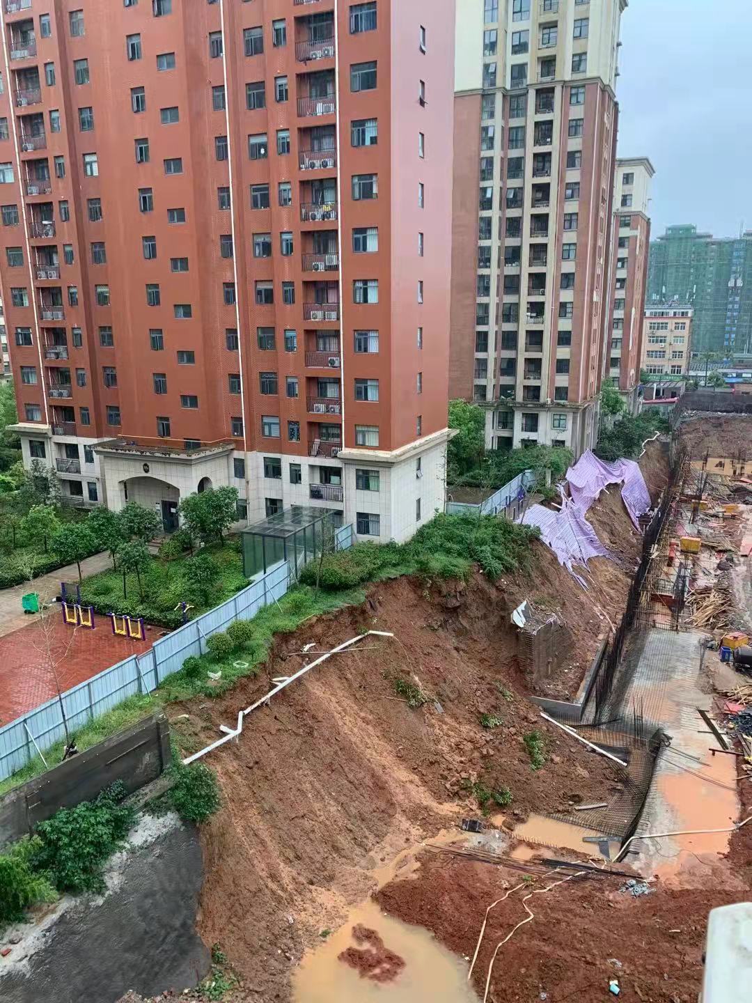 前工地的巨大基坑,因近期暴雨塌方不断,导致小区围墙,小广场全部坍塌