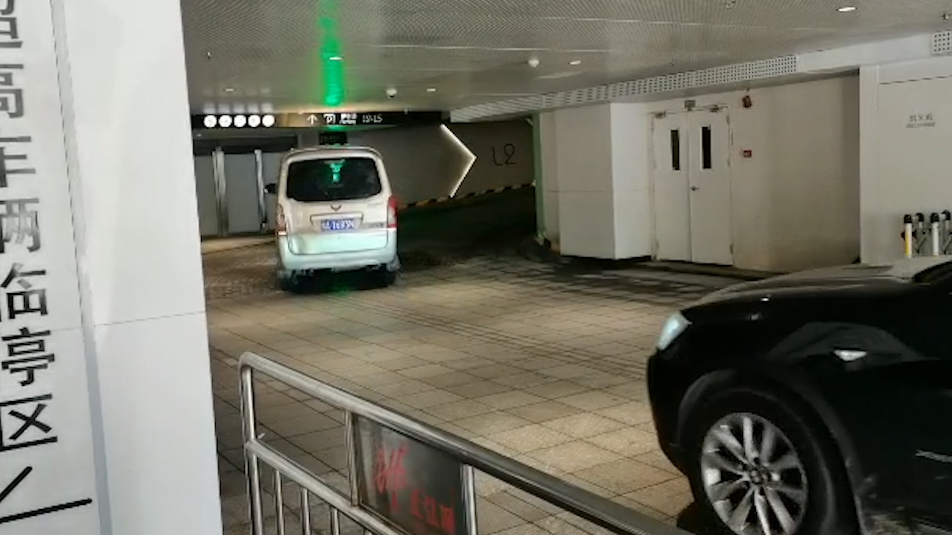 郑州正弘城一楼停车位非豪车不能停?商场回应-大河新闻